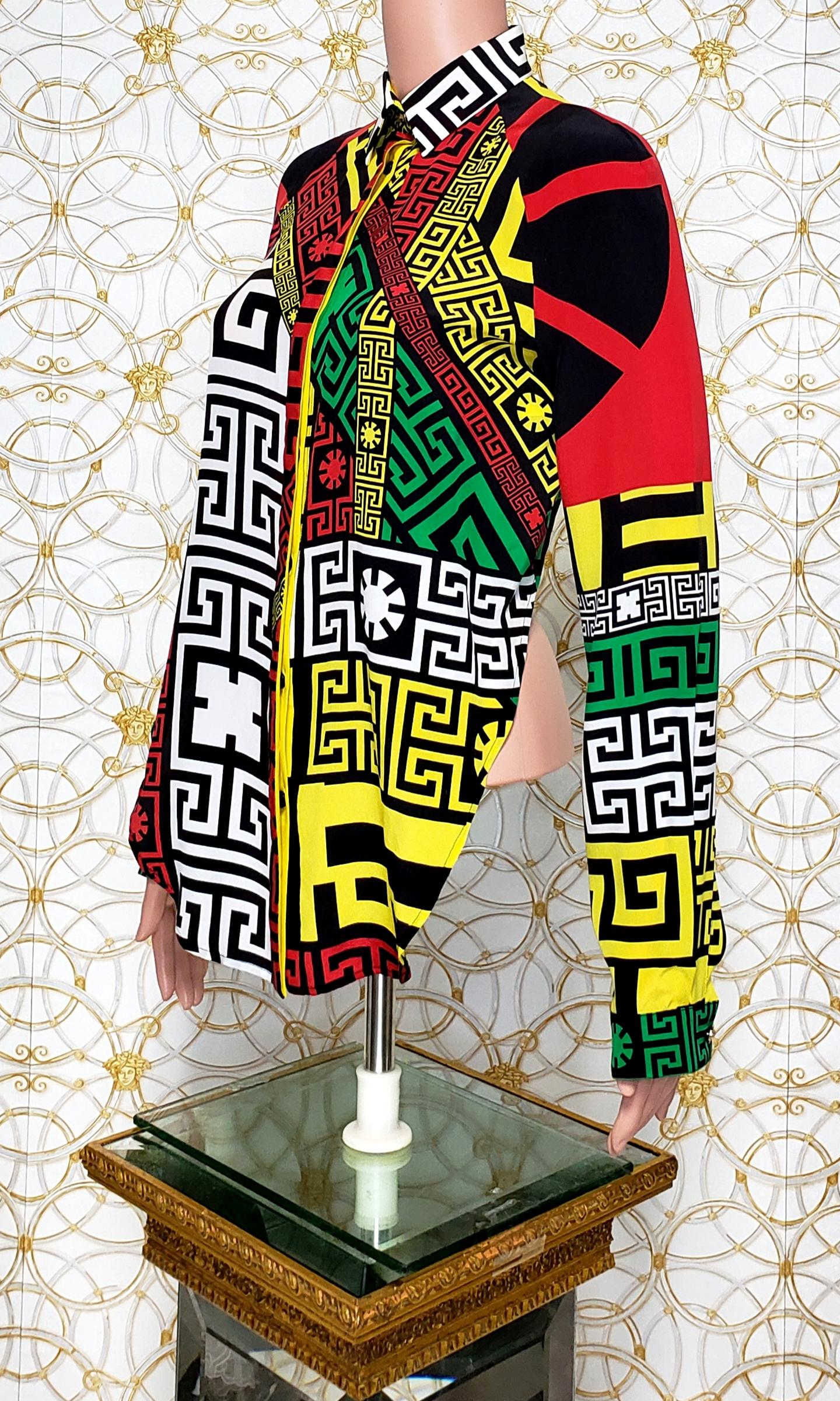 VERSACE geometrisches mehrfarbiges Hemd mit griechischem Muster im Zustand „Neu“ im Angebot in Montgomery, TX