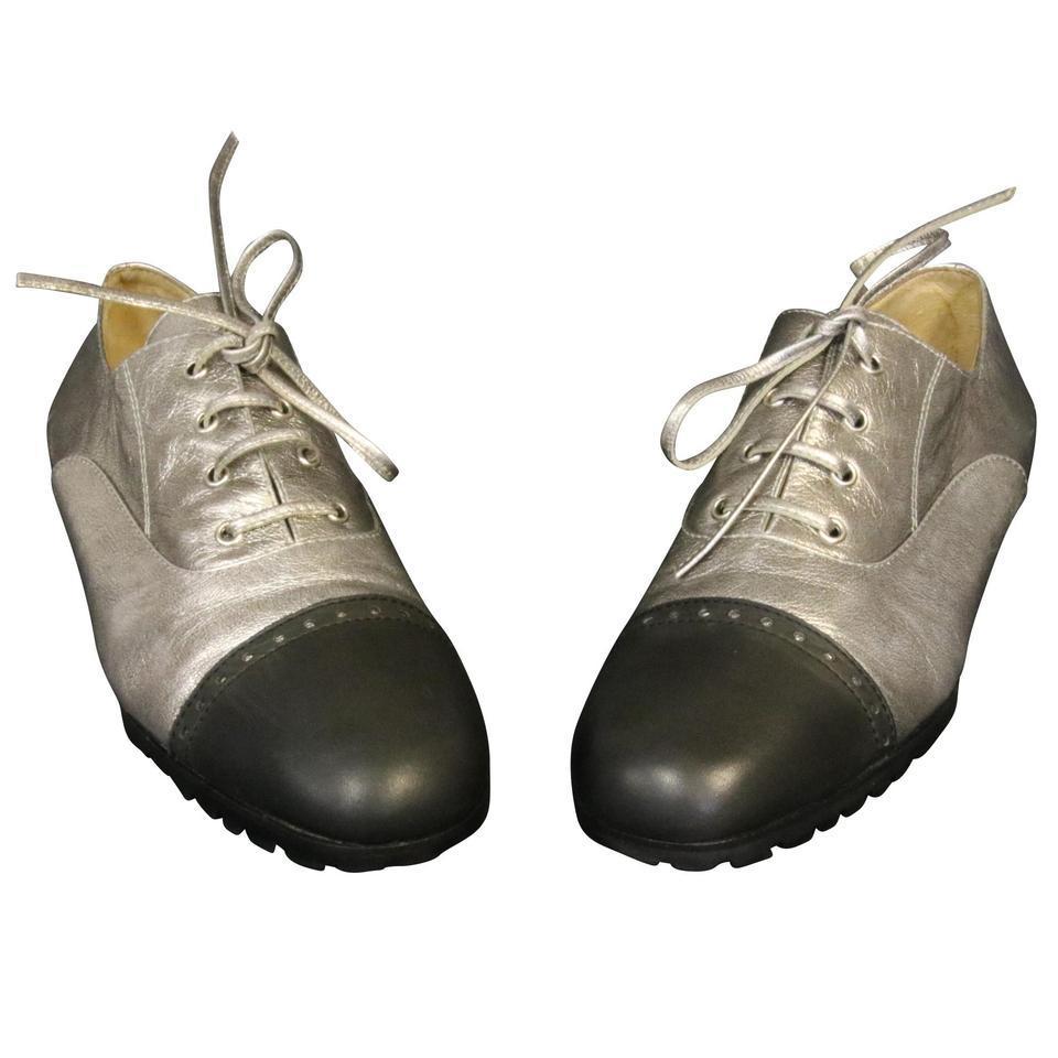Versace Gianni Black Leather Cap Toe Lace Up Oxford Shoes SZ 35.5 VS-S0929P-0326

These vintage Gianni Versace Metallic Silver Lace-Up Oxford Cap Toe Shoes are a must for fall or winter. These Oxford style shoes feature lace-up construction and a