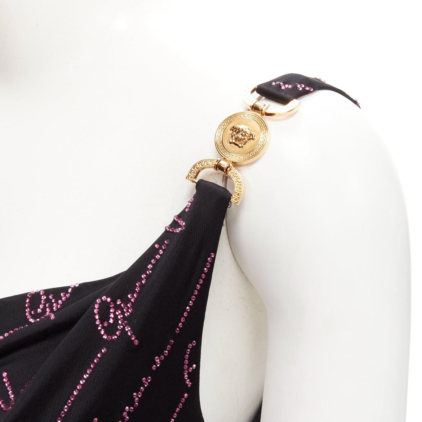 VERSACE Gianni Signature black pink crystal Medusa mini dress IT38 XS
Reference: TGAS/C01165
Brand: Versace
Designer: Donatella Versace
Model: Gianni Versace Signature
Collection: Resort 2020
Material: Viscose
Color: Black
Pattern: Logomania
Extra