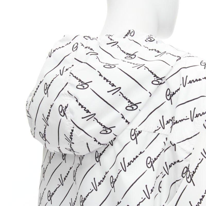Versace Gianni Signature giacca a vento con cappuccio in nylon bianco e nero IT50 L.
Riferimento: TGAS/C00302
Marchio: Versace
Stilista: Donatella Versace
Model No: A82747 A232862 A7001
Collezione: Gianni Signature
Materiale: Nylon
Colore: Bianco,