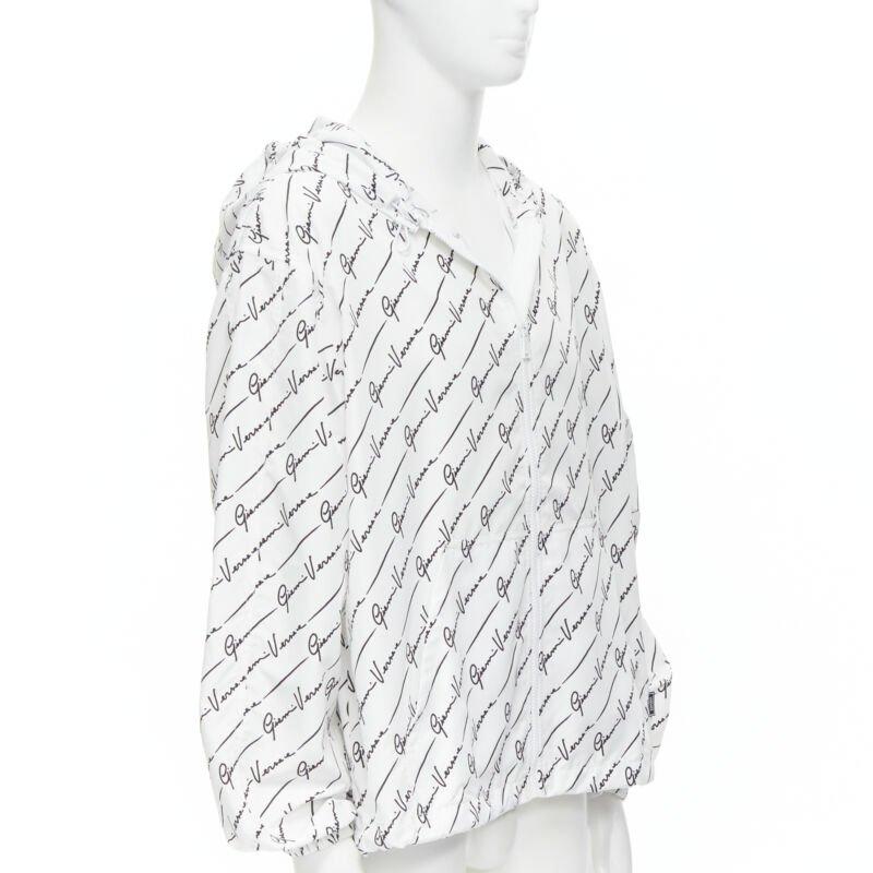 Grigio Versace Gianni Signature giacca a vento con cappuccio in nylon bianco e nero IT50 L. in vendita