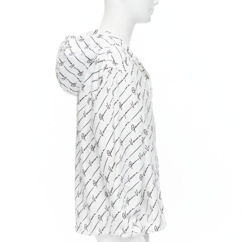 Versace Gianni Signature giacca a vento con cappuccio in nylon bianco e nero IT50 L. In condizioni Nuovo in vendita a Hong Kong, NT