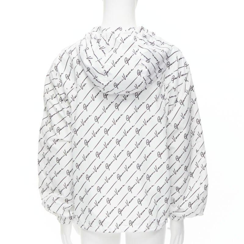 Uomo Versace Gianni Signature giacca a vento con cappuccio in nylon bianco e nero IT50 L. in vendita