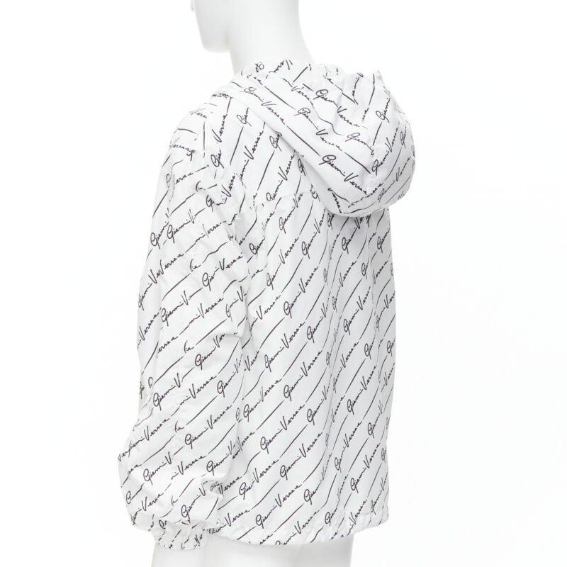 Versace Gianni Signature giacca a vento con cappuccio in nylon bianco e nero IT50 L. in vendita 1