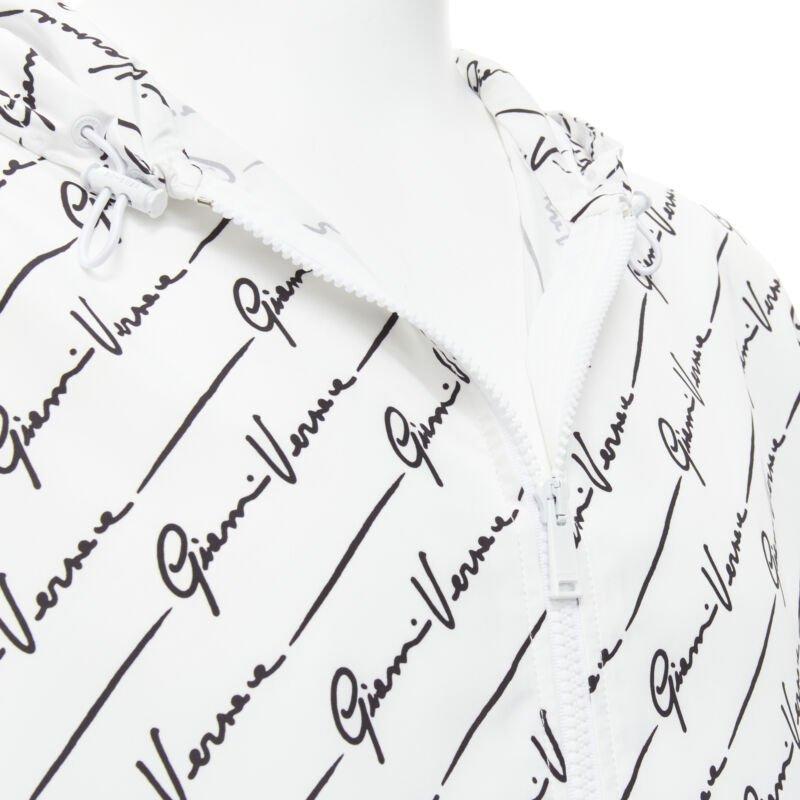 Versace Gianni Signature giacca a vento con cappuccio in nylon bianco e nero IT50 L. in vendita 2