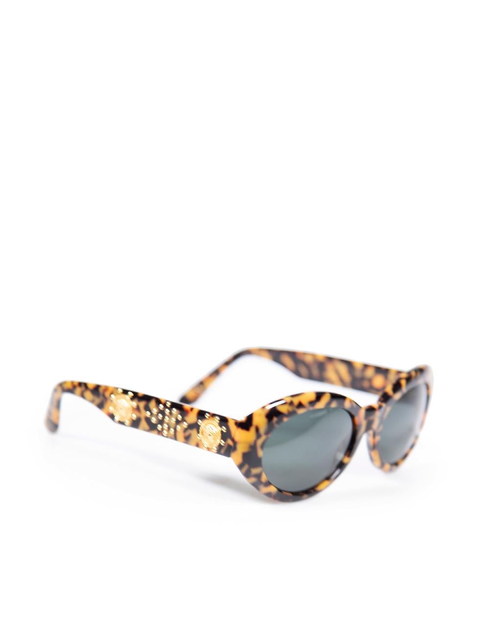 CONDITION is Very good. Hardly any visible wear to sunglasses is evident on this used Gianni Versace designer resale item. These sunglasses come with original case.
 
 
 
 Details
 
 
 Brown
 
 Plastic
 
 Cat eye sunglasses
 
 Tortoiseshell accent
