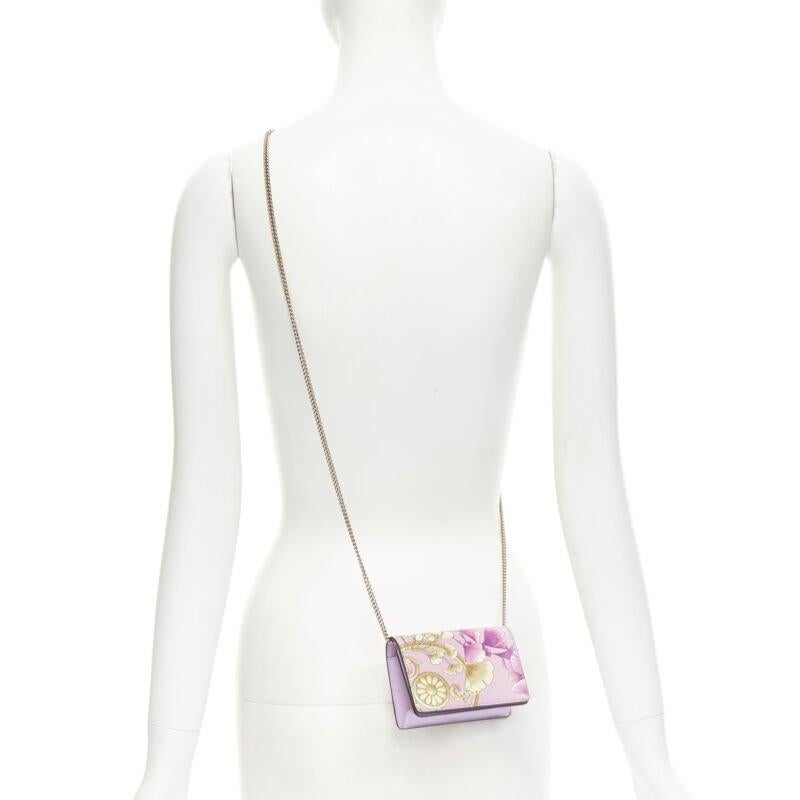 VERSACE Gingko Barocco pink gold floral leather wallet crossbody micro bag
Reference: TGAS/C00219
Brand: Versace
Designer: Donatella Versace
Model: DP3H538K D3VSTG KMC6T
Collection: Gingko Barocco
Material: Leather
Color: Pink
Pattern: