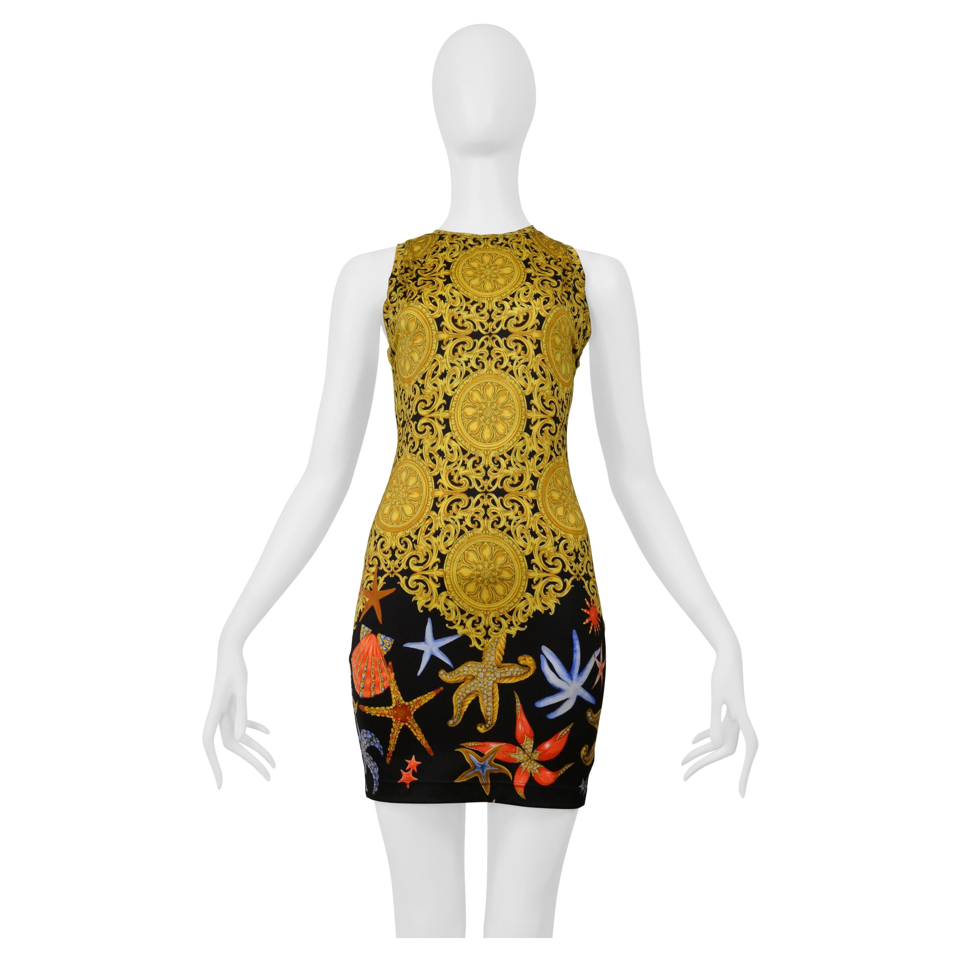 Mini abito con stampa barocca e conchiglie in oro Versace