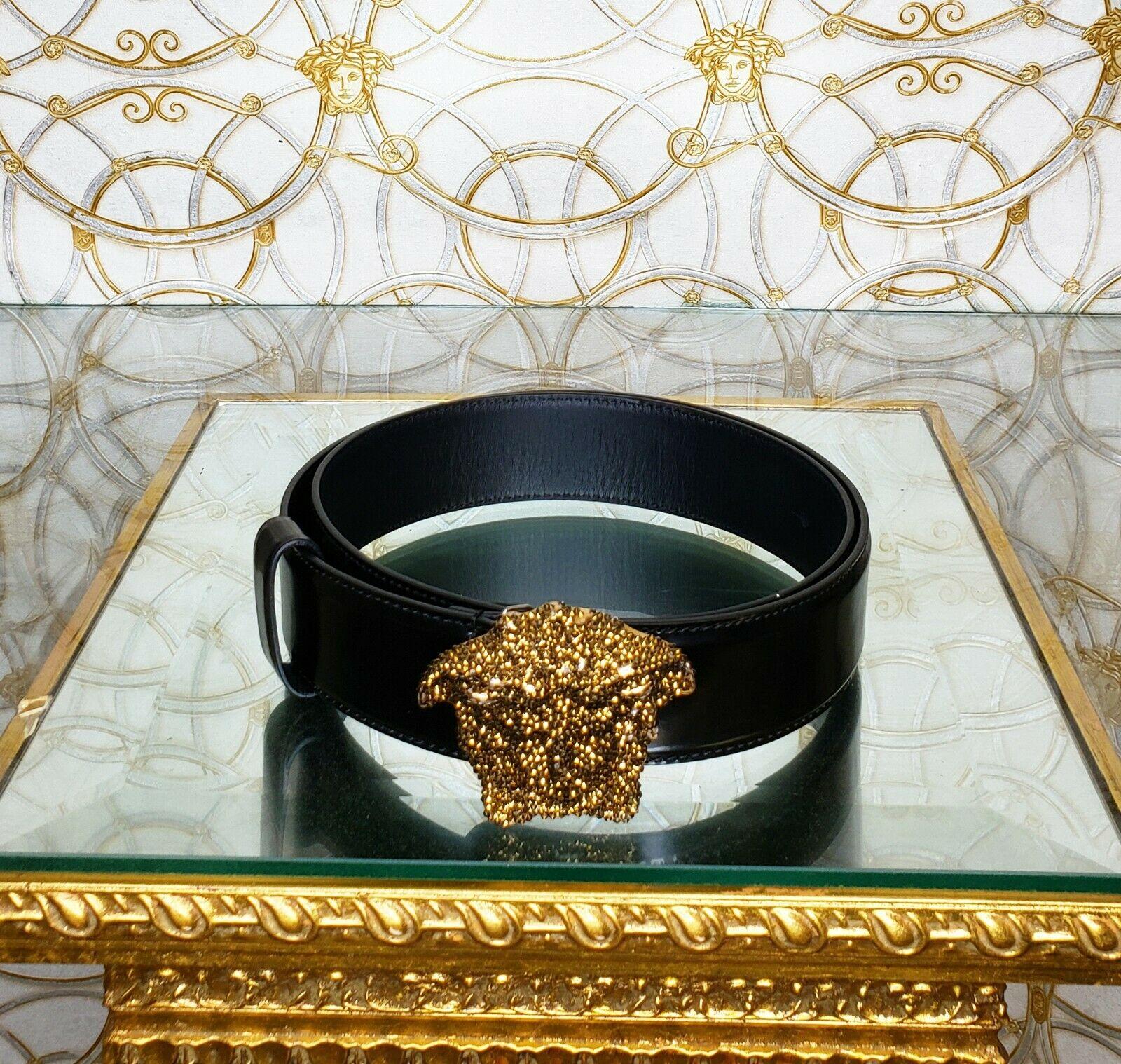 VERSACE

 CEINTURE VERSACE EN CUIR VERNI NOIR 3D MEDUSA EMBELLIE DE CRISTAUX DORÉS 
ÉPUISÉ PARTOUT !

Fabriqué en Italie
 Taille 75/30

     1 1/2
