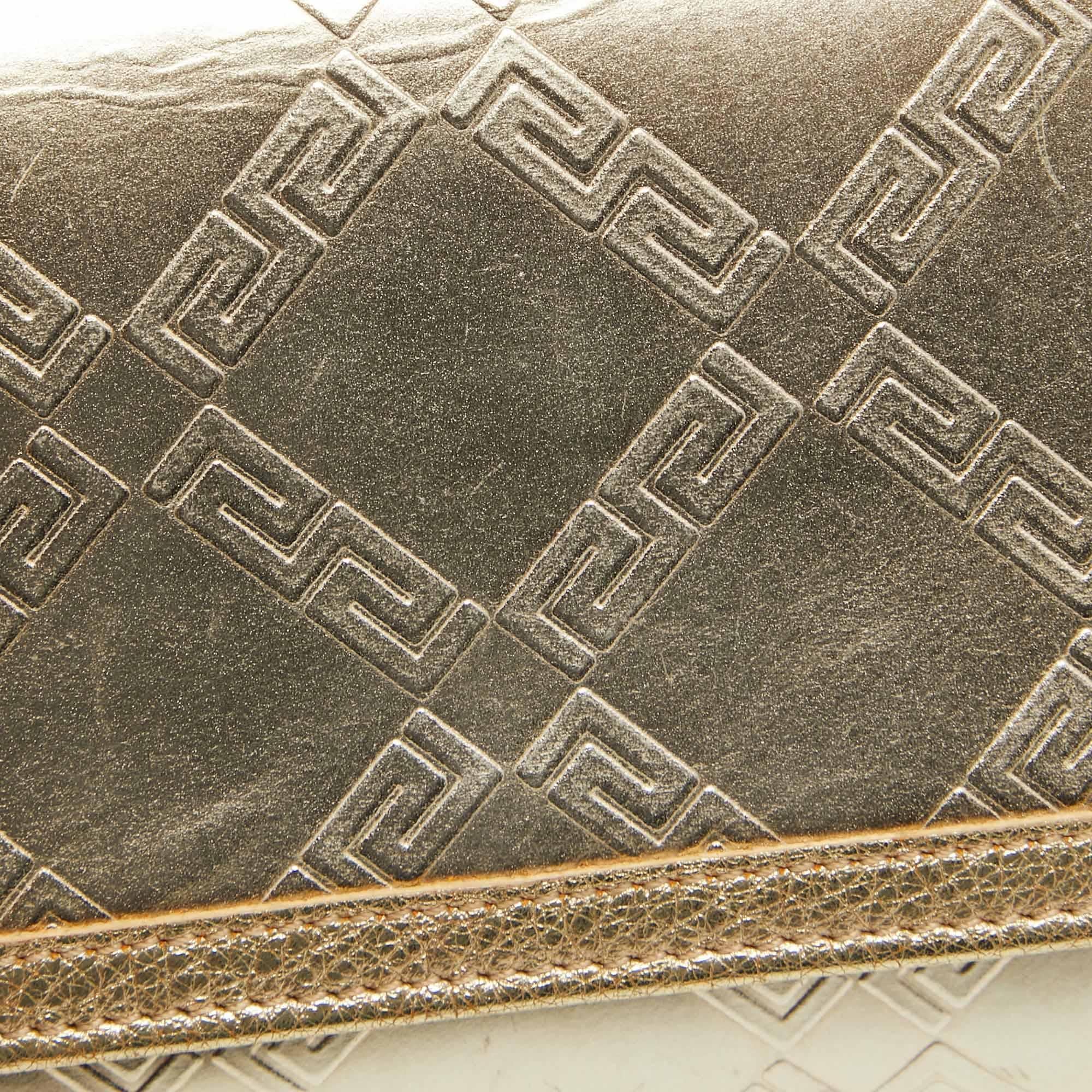 Versace Goldgeprägtes Leder Portemonnaie mit Klappe und Riemen im Angebot 6