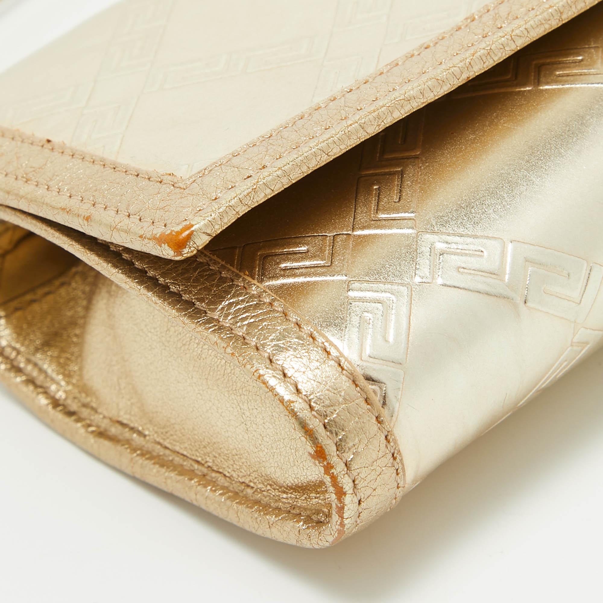 Versace Goldgeprägtes Leder Portemonnaie mit Klappe und Riemen im Angebot 9
