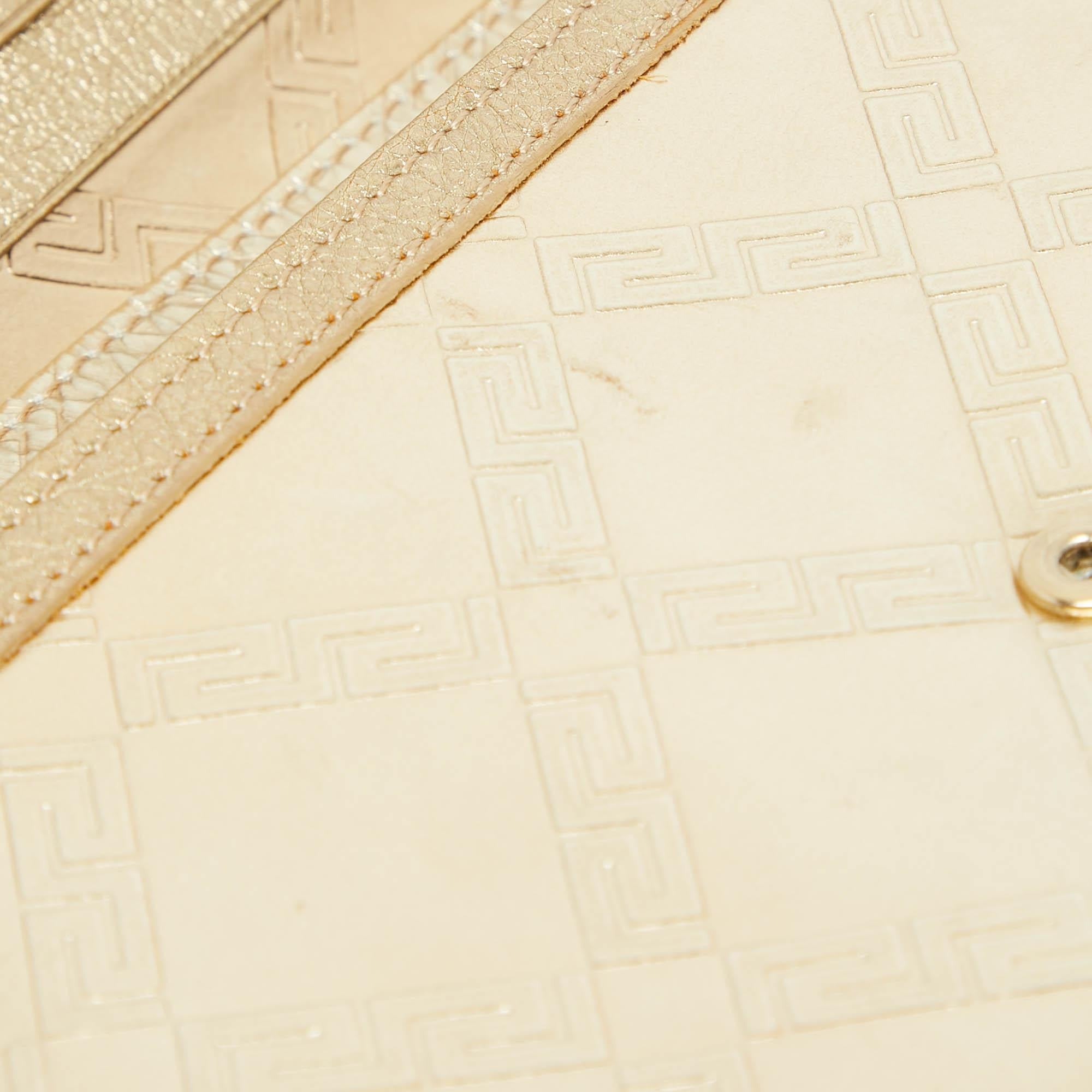 Versace Goldgeprägtes Leder Portemonnaie mit Klappe und Riemen im Angebot 2