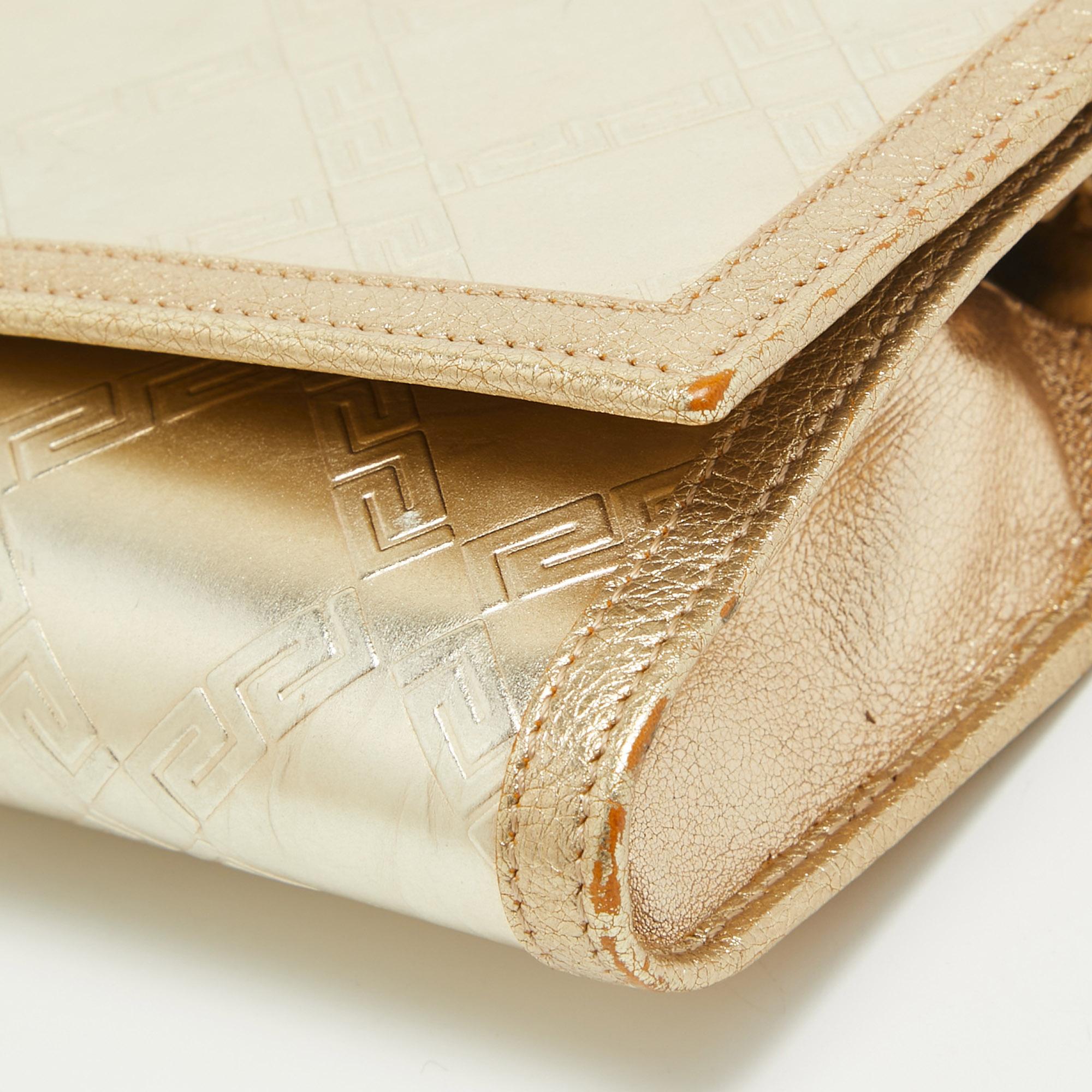 Versace Goldgeprägtes Leder Portemonnaie mit Klappe und Riemen im Angebot 5