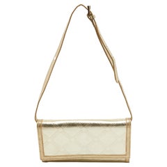 Cartera con solapa y correa en piel repujada dorada Versace