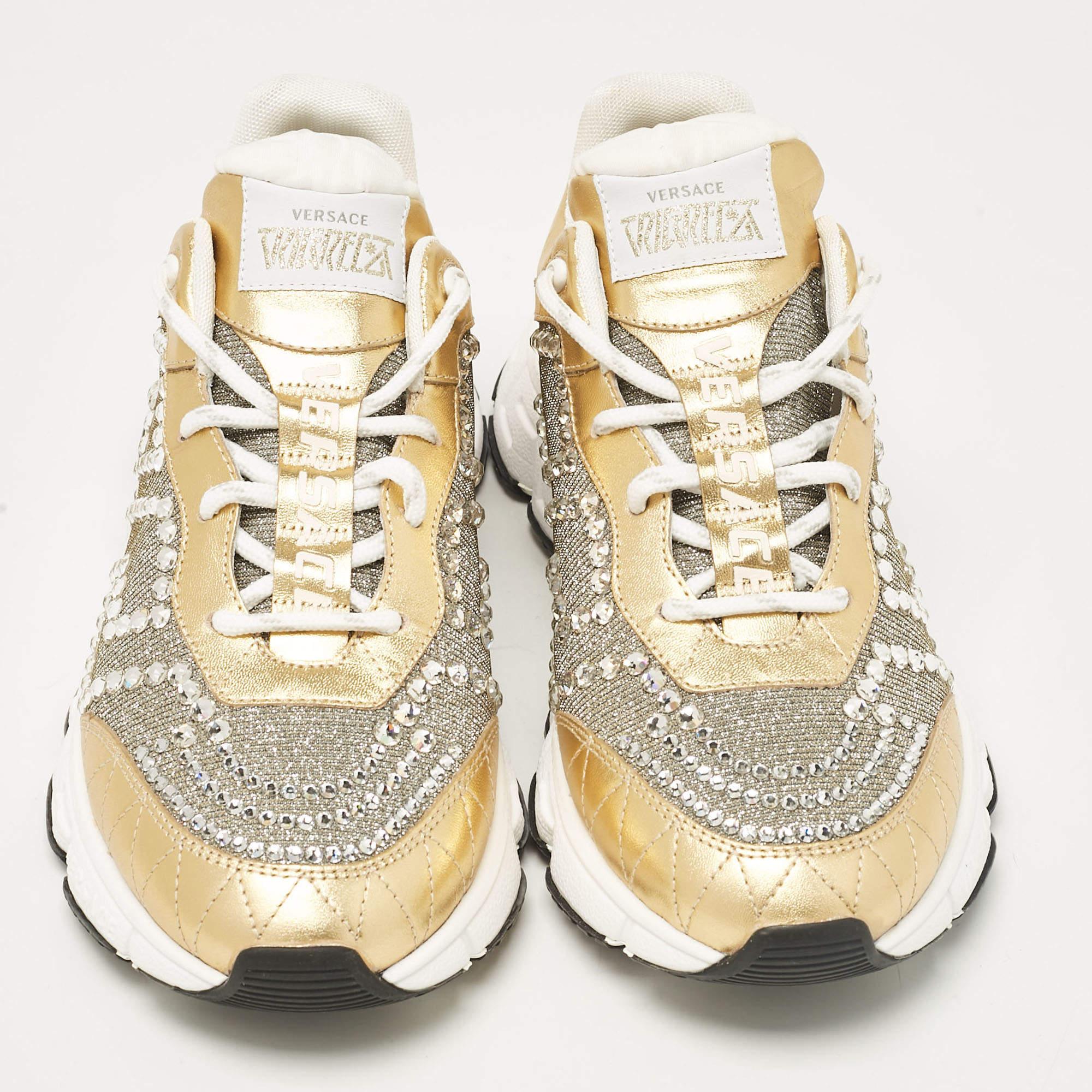 Or Versace Baskets Trigreca à lacets dorées et en cuir, taille 39 en vente