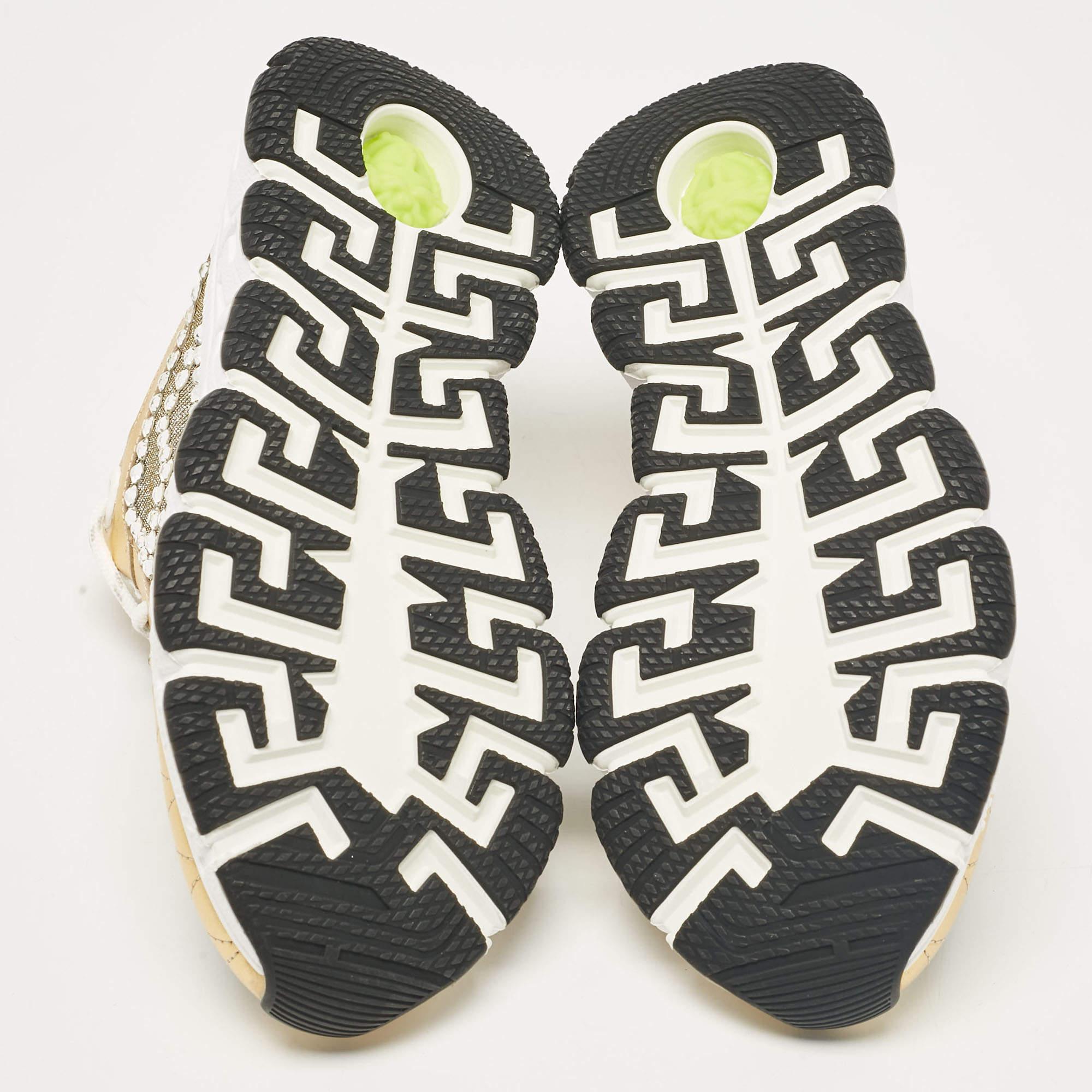 Versace Baskets Trigreca à lacets dorées et en cuir, taille 39 en vente 1