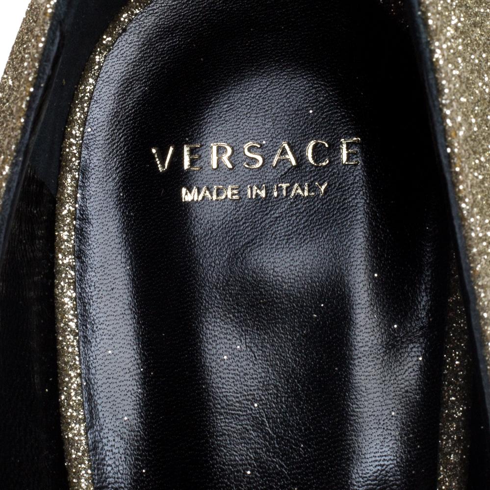 Versace Gold Glitter Fabric Medusa Pointed Toe Pumps Size 40 In New Condition In Dubai, Al Qouz 2