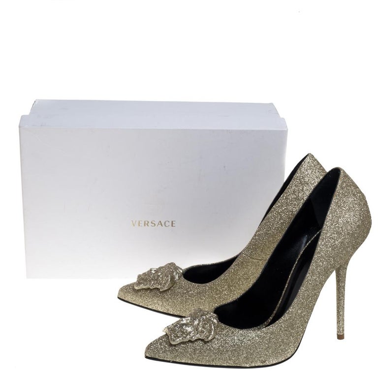 spion Haat Matron Versace Gold Glitter Fabric Medusa Pointed Toe Pumps Size 40 For Sale at  1stDibs