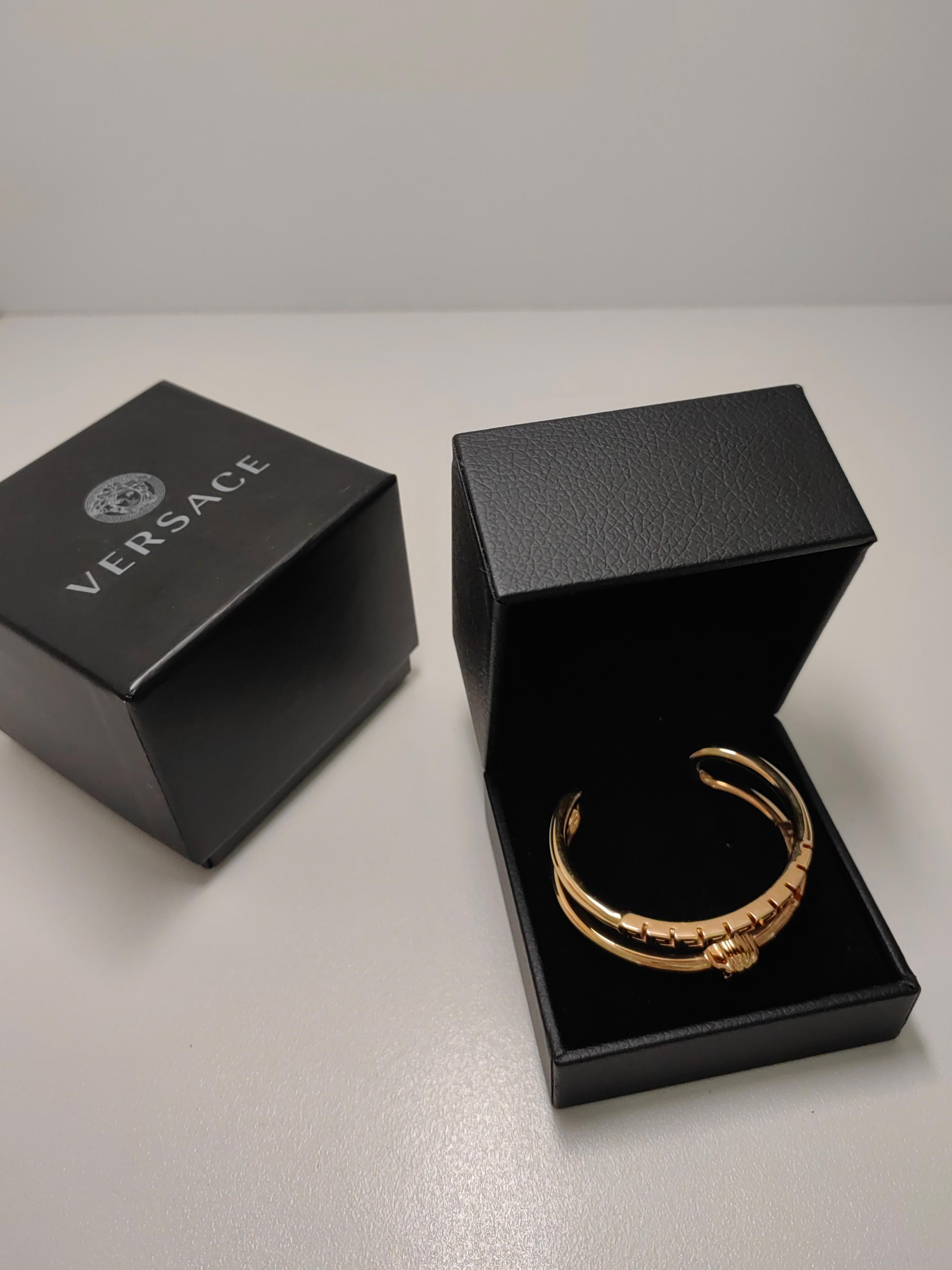 Versace Gold La Medusa Cuff Bracelet Bangle with Greca Contemporáneo en venta