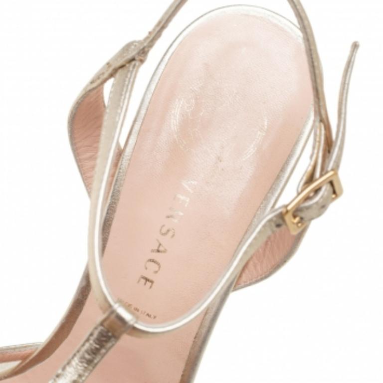 Versace - Sandales à double plateforme en cuir et maille d'or - Taille 38,5 en vente 3