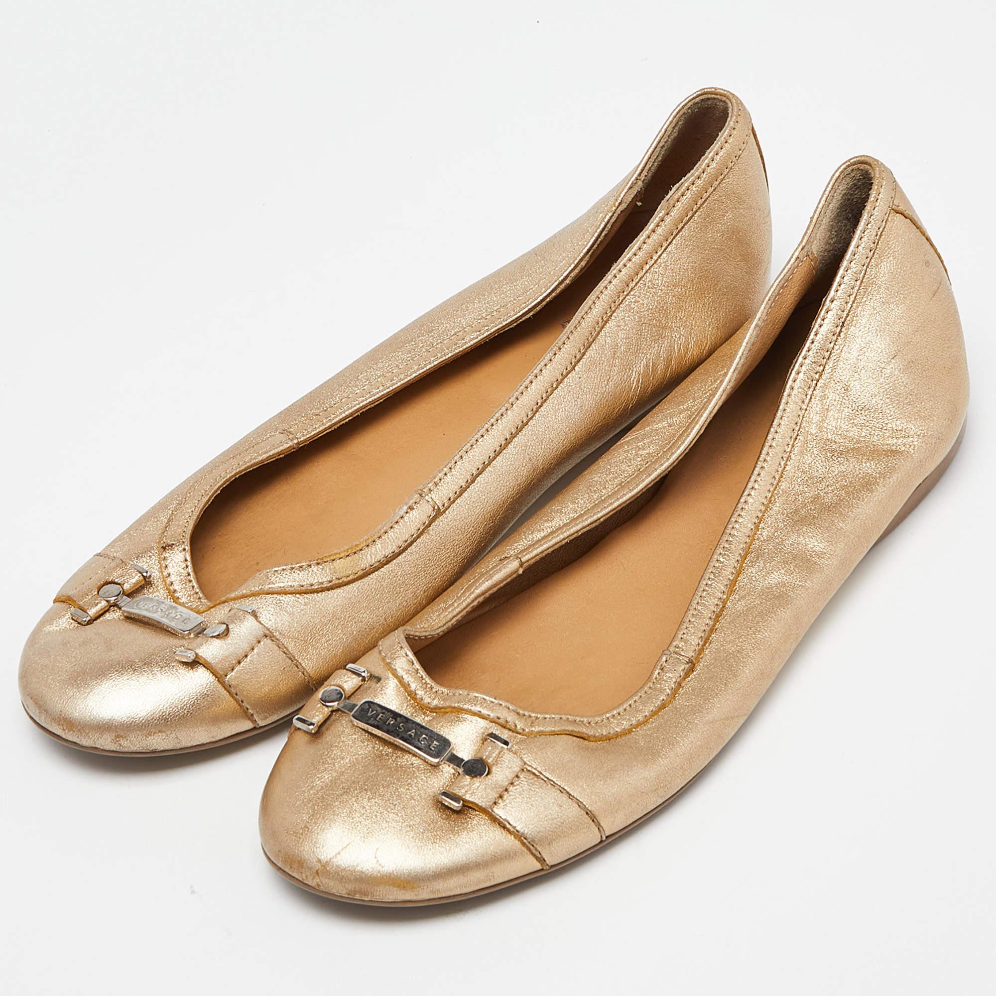 Complétez votre look en ajoutant ces ballerines de créateur à votre collection de chaussures de tous les jours. Ils sont fabriqués avec soin pour garantir un ajustement et un style parfaits.