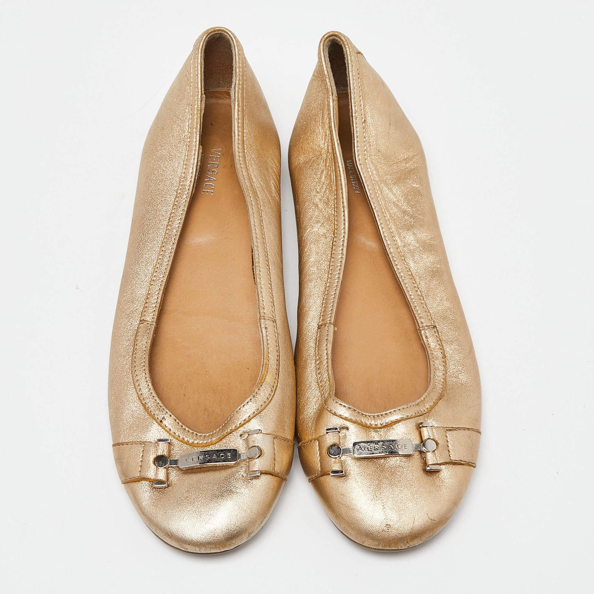 Or Versace Ballerines en cuir doré taille 37 en vente