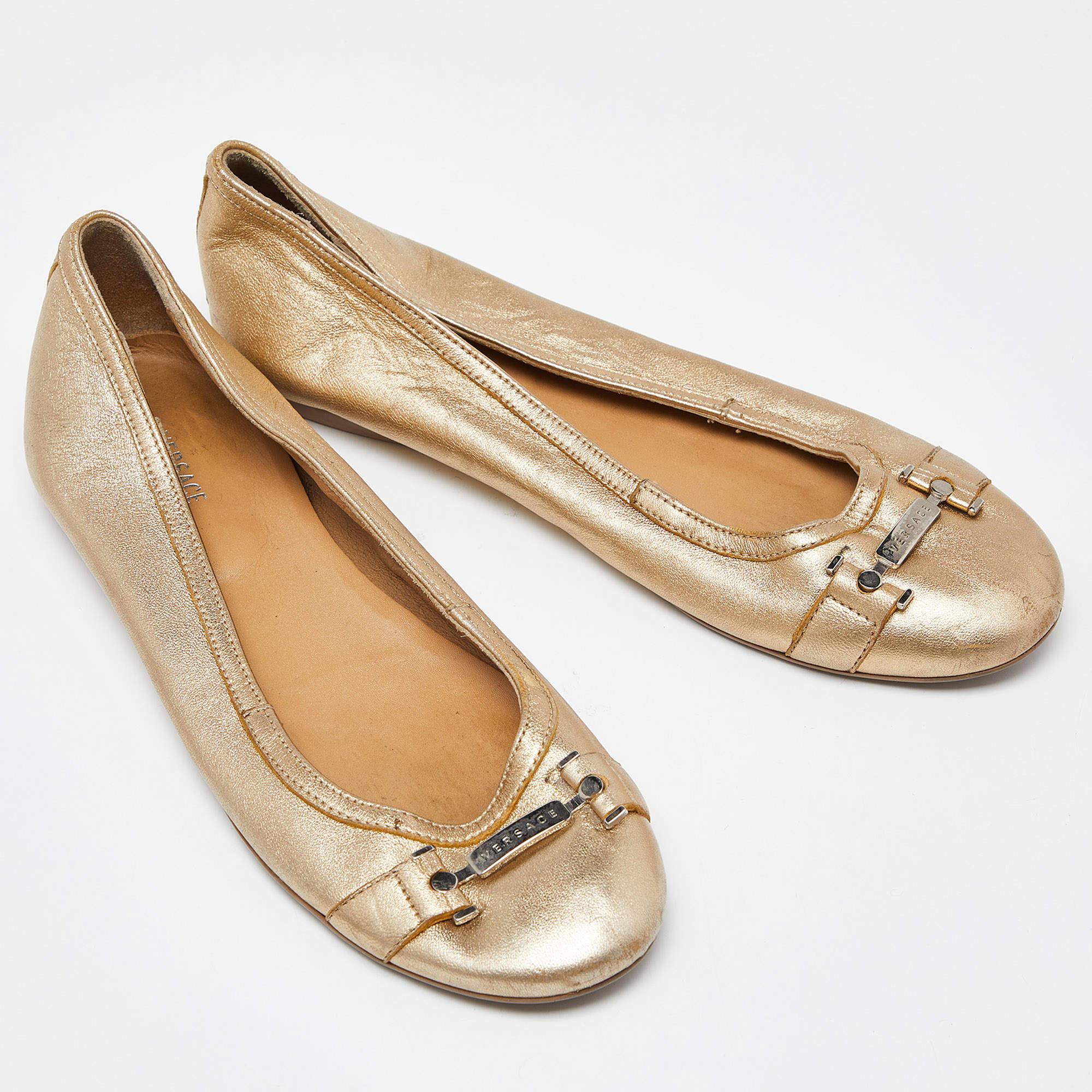 Versace Ballerines en cuir doré taille 37 État moyen - En vente à Dubai, Al Qouz 2