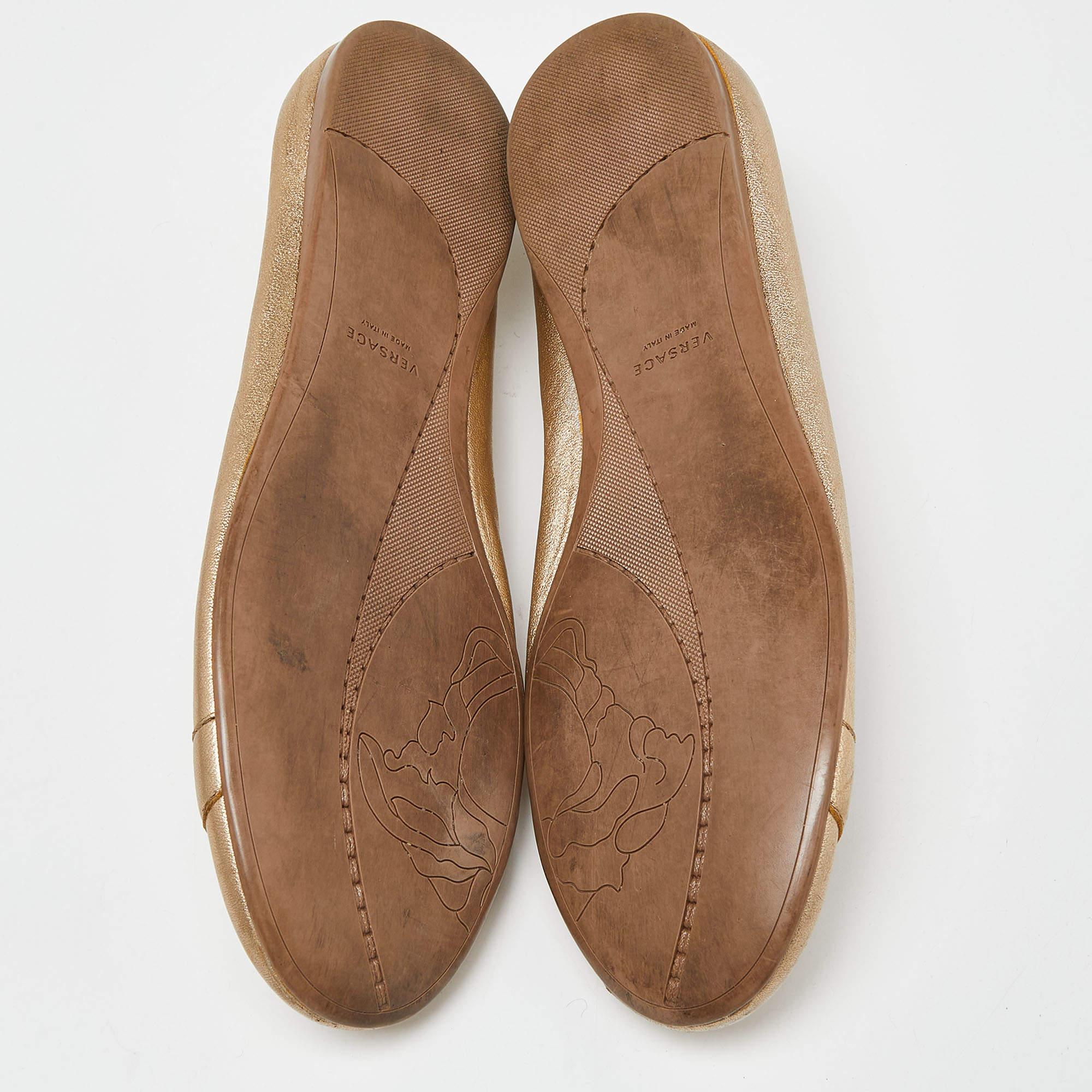 Versace Ballerines en cuir doré taille 37 en vente 1