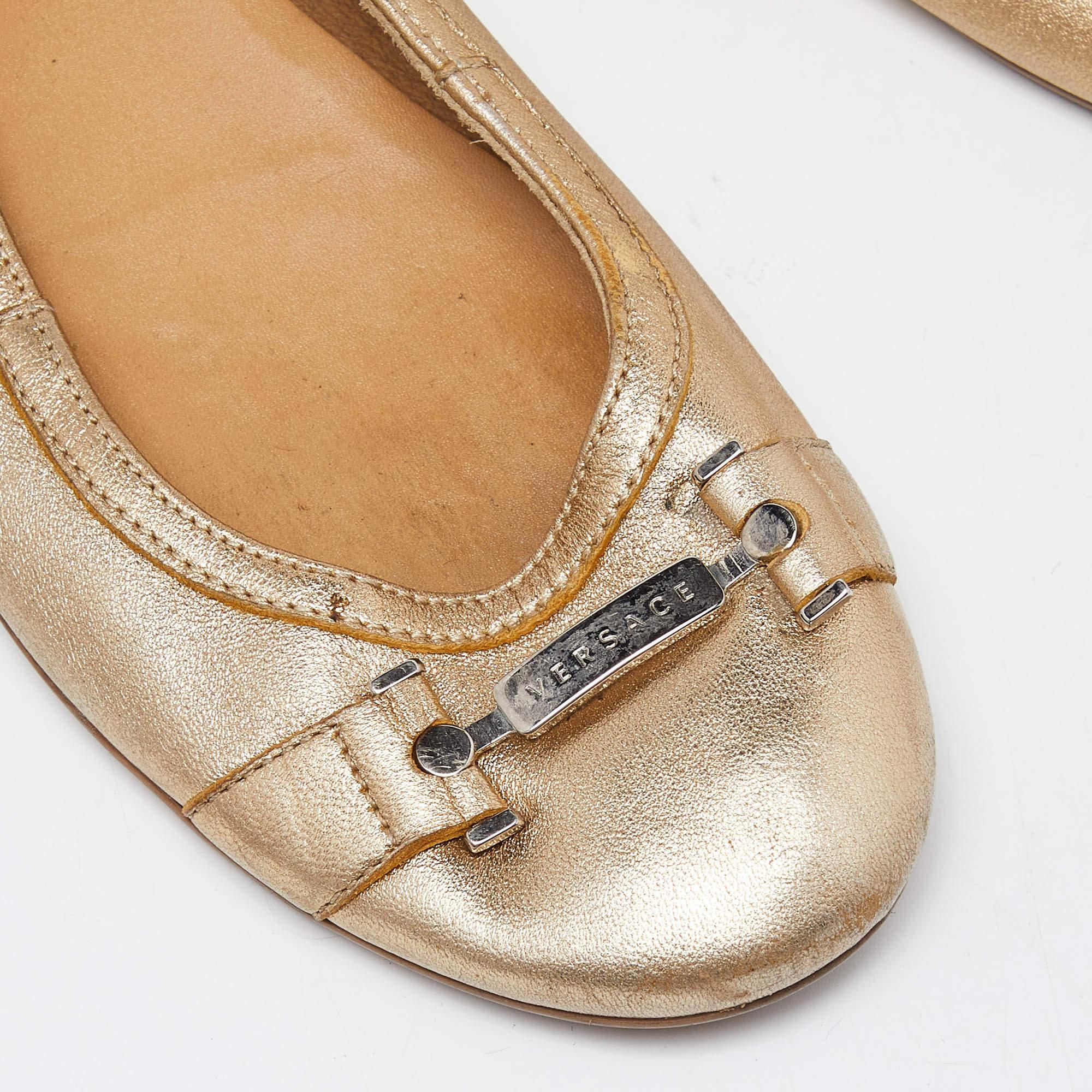 Versace Ballerines en cuir doré taille 37 en vente 2