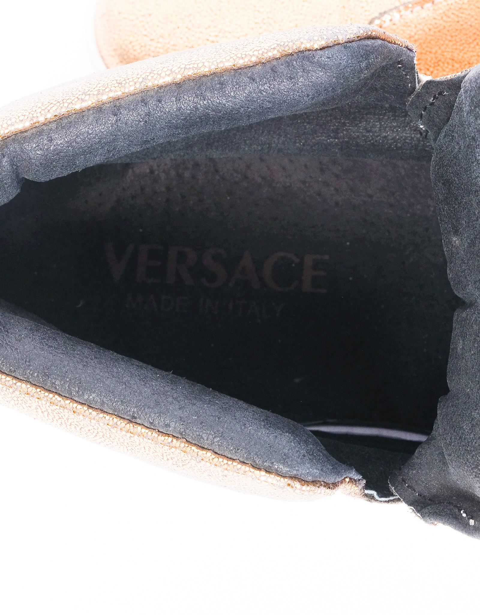 Versace Gold Logo Shoes (43 EU) In Good Condition For Sale In Montreal, Quebec