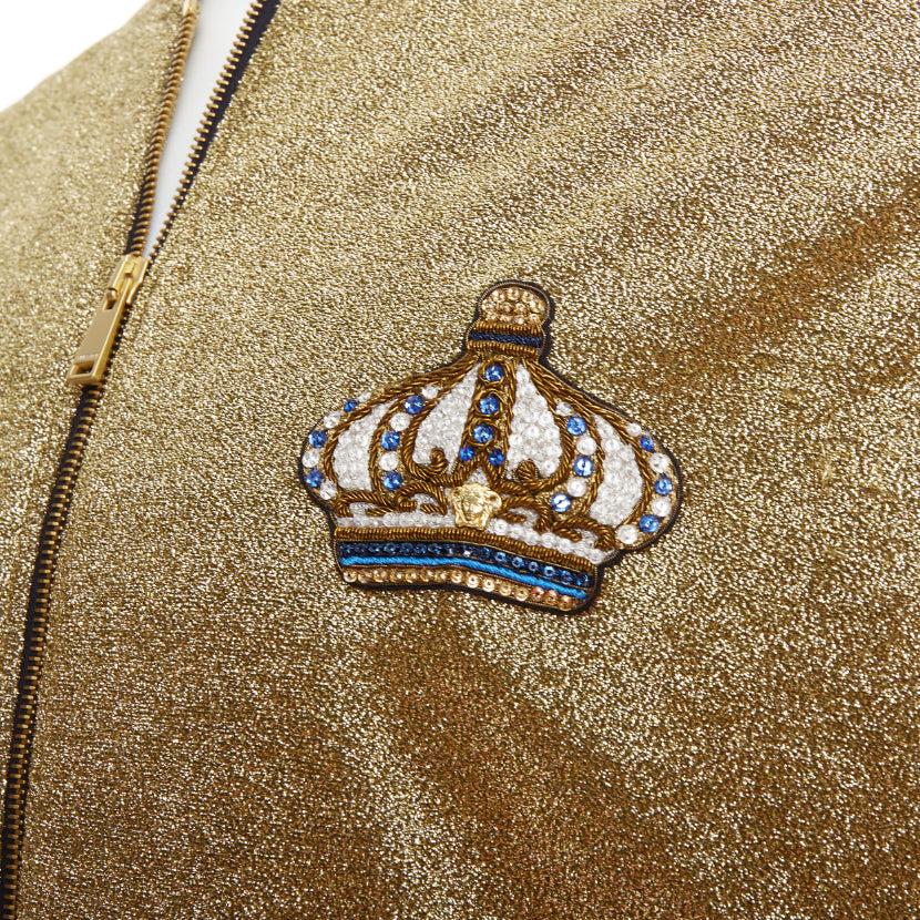VERSACE gold medusa blue crystal crown metallic lurex bomber jacket
Reference: PRCG/A00023
Brand: Versace
Designer: Donatella Versace
Material: Polyester, Blend
Color: Gold, Blue
Pattern: Solid
Closure: Zip
Lining: Black Fabric
Extra Details: