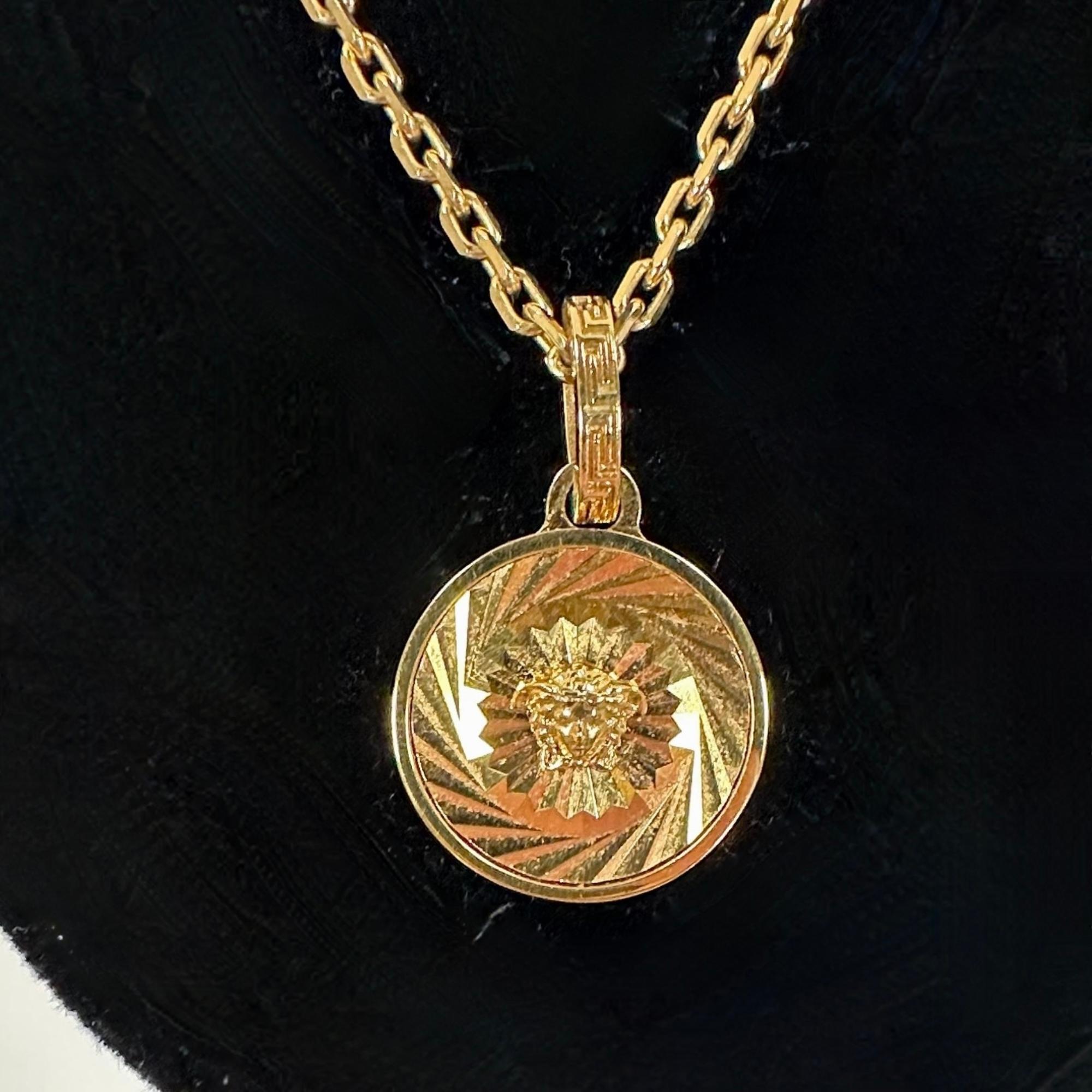 medalla versace oro