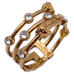 Gold Metall und Kristalle Medusa Köpfe Band Ring von Versace, Größe 25