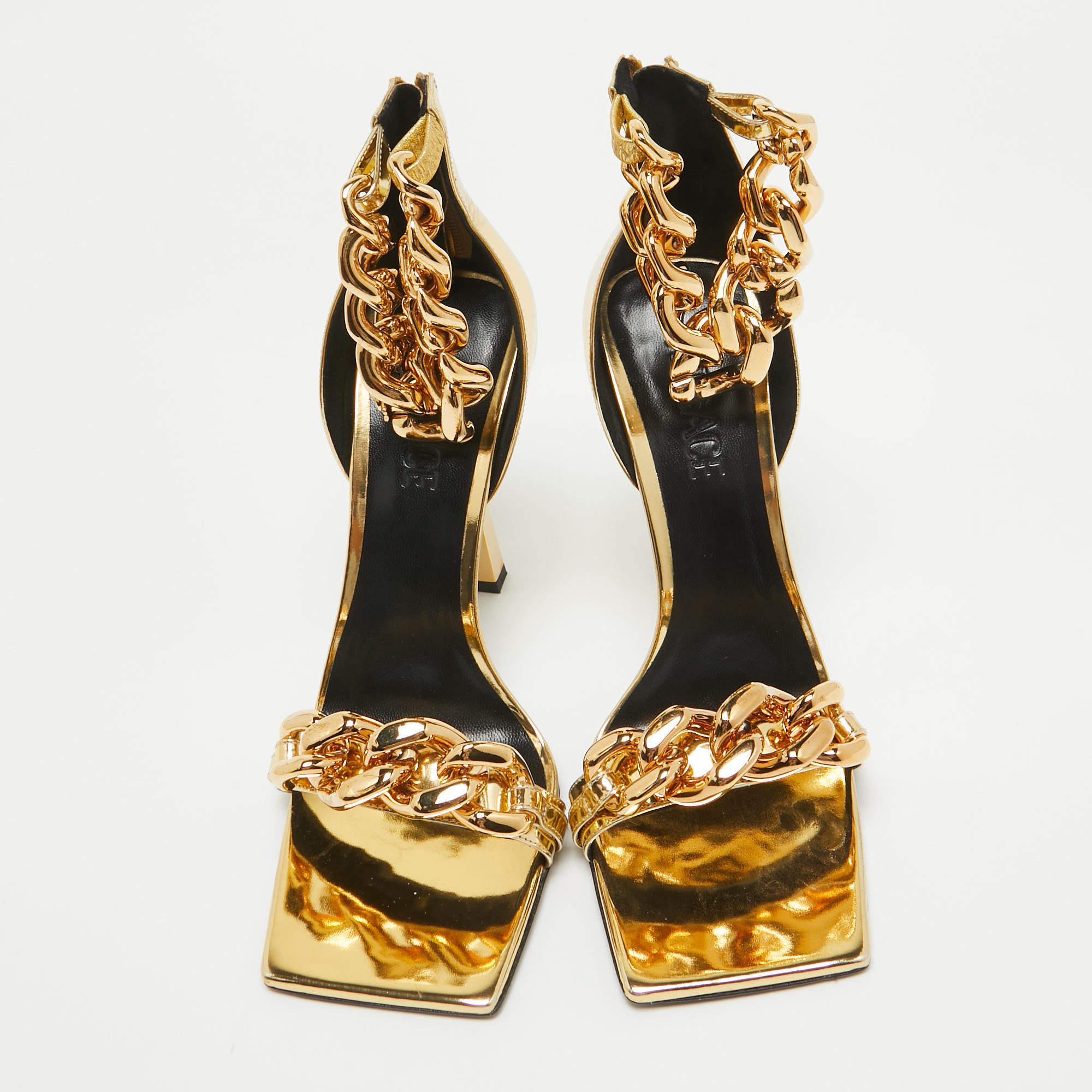Or Sandales à lanières Versace en cuir verni doré avec chaîne Méduse, taille 40 en vente