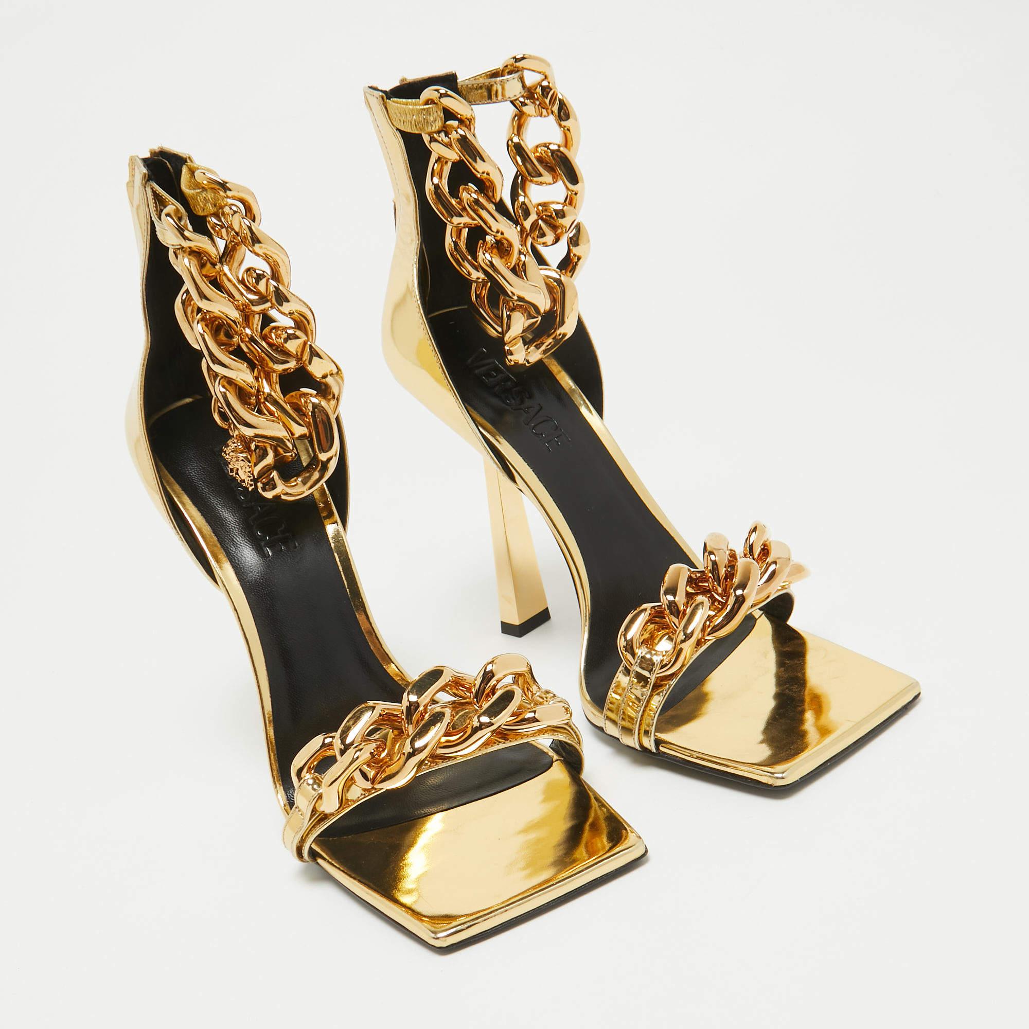 Sandales à lanières Versace en cuir verni doré avec chaîne Méduse, taille 40 Excellent état - En vente à Dubai, Al Qouz 2