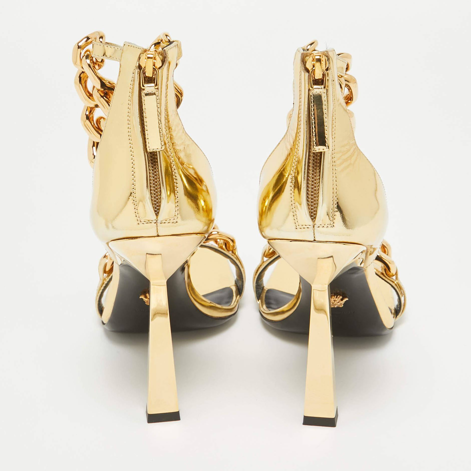Sandales à lanières Versace en cuir verni doré avec chaîne Méduse, taille 40 Pour femmes en vente