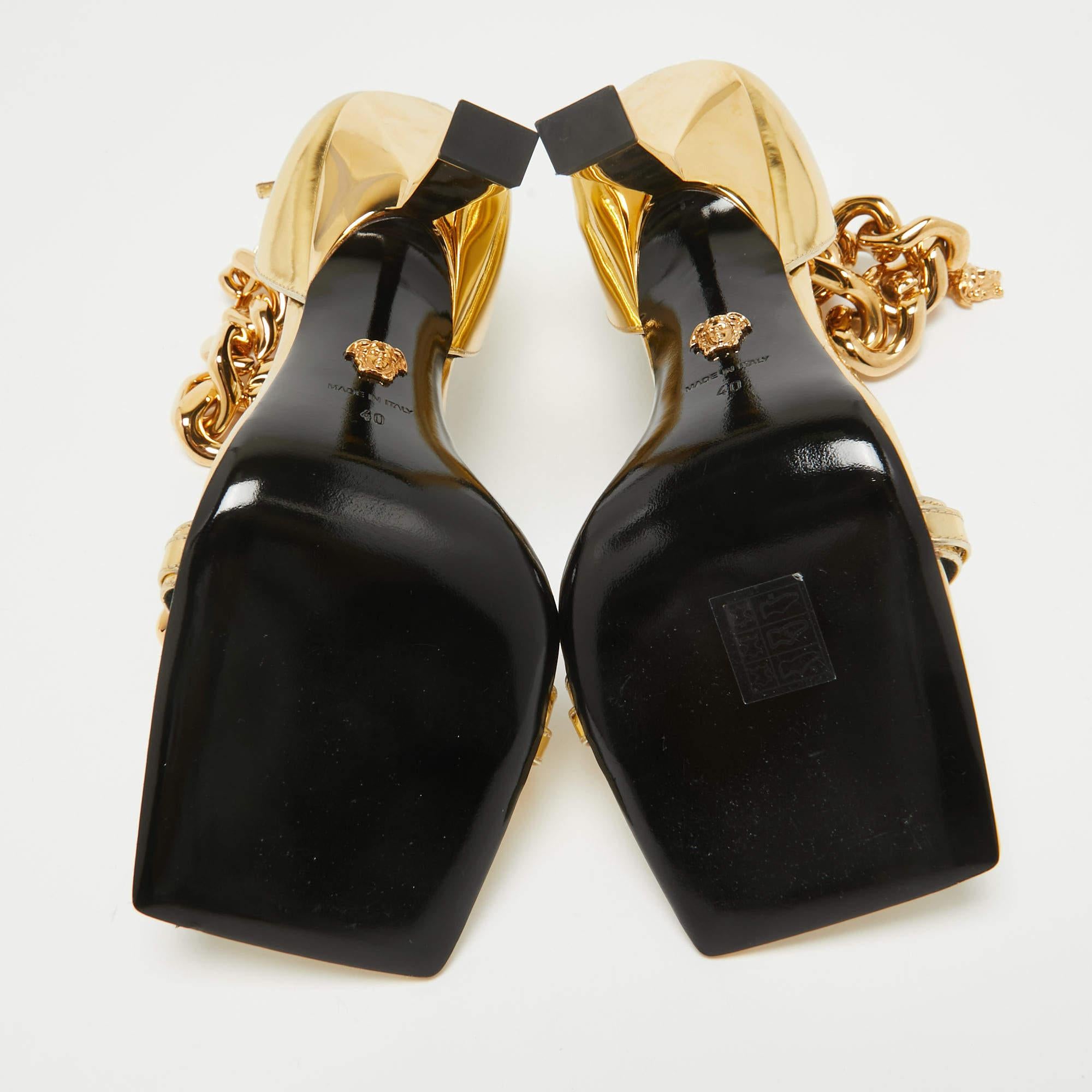 Sandales à lanières Versace en cuir verni doré avec chaîne Méduse, taille 40 en vente 1