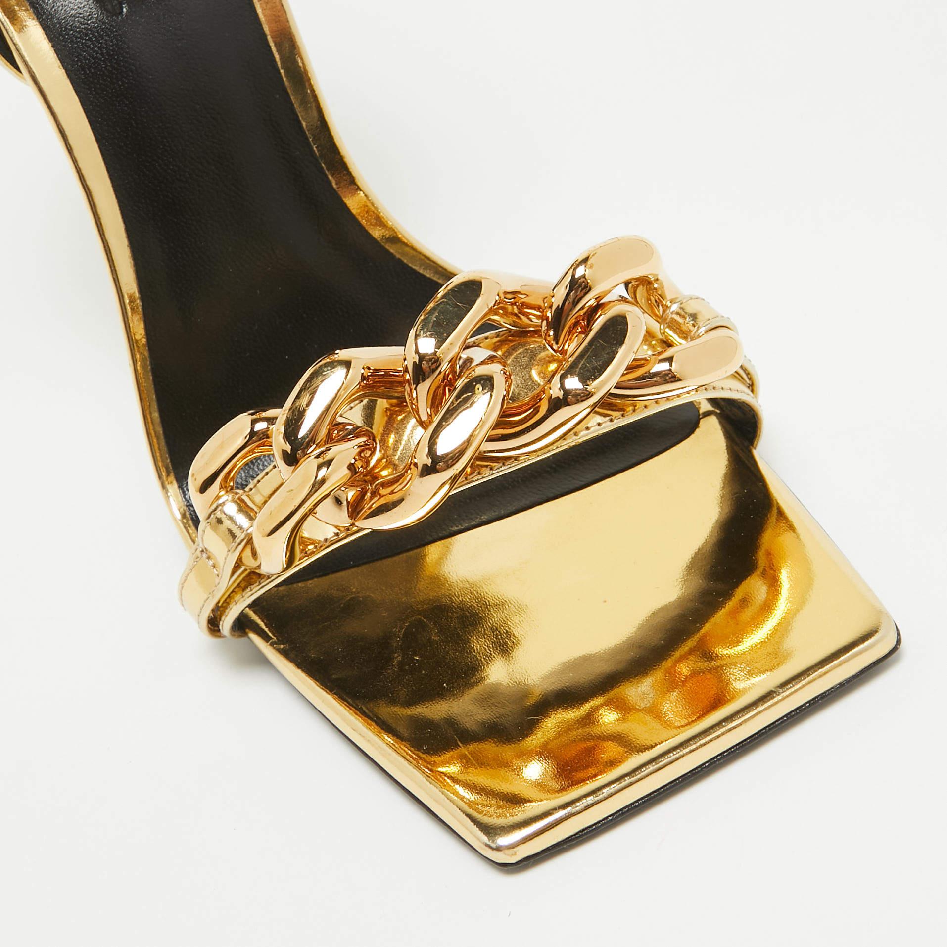 Sandales à lanières Versace en cuir verni doré avec chaîne Méduse, taille 40 en vente 2