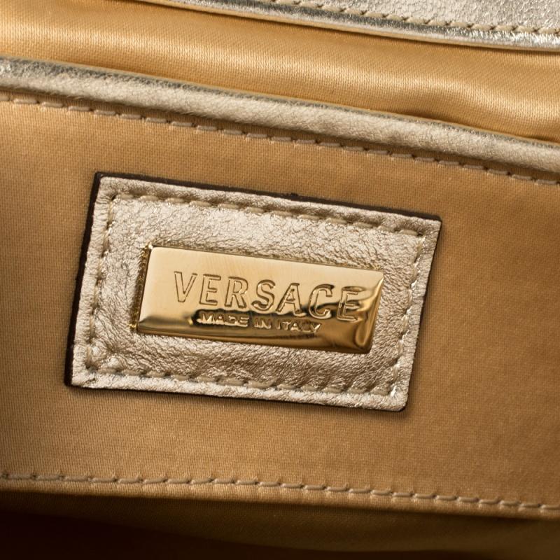Goldfarbene gesteppte Mini Madonna-Tasche aus Leder mit Rahmen von Versace 1