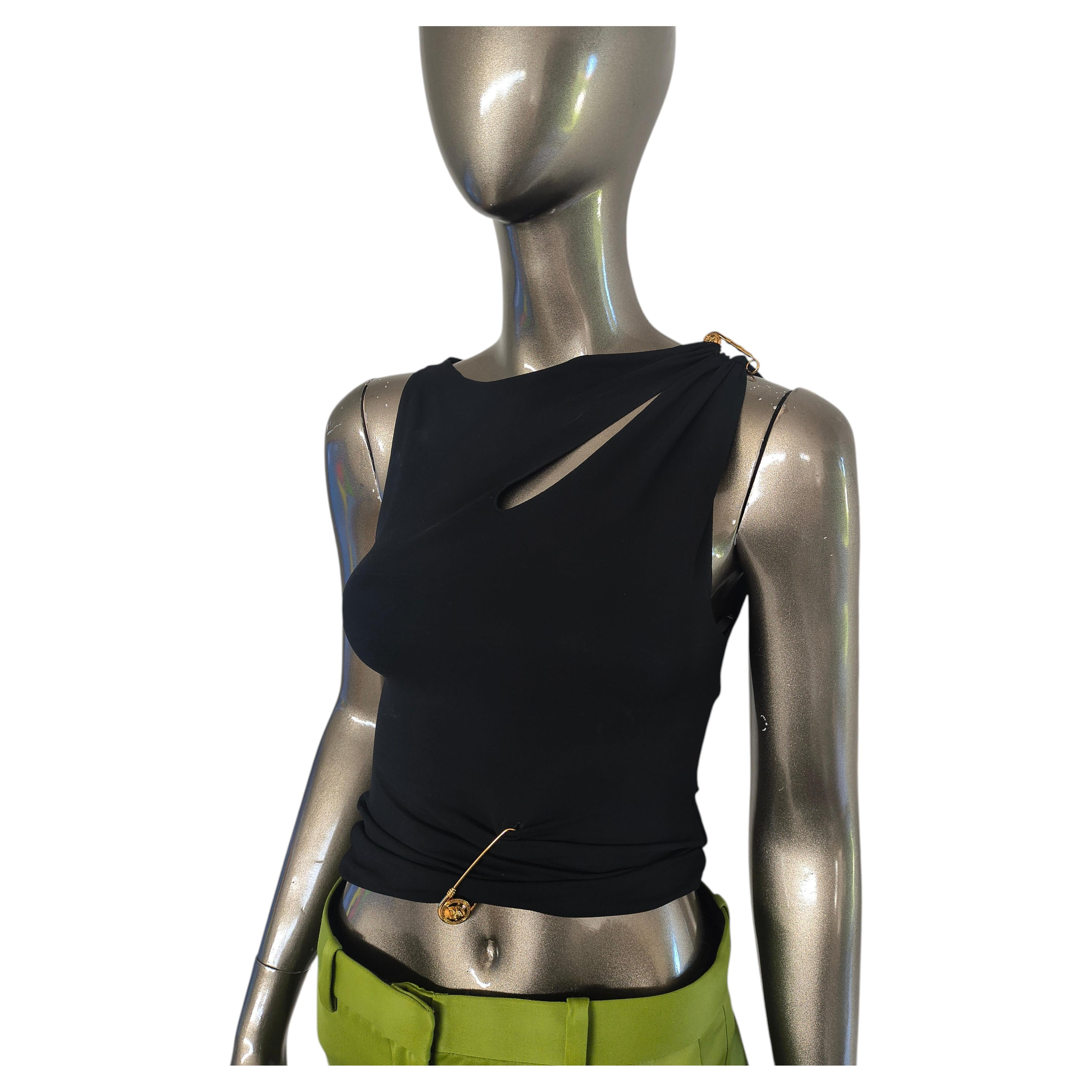 Top nero con cut-out e spilla da balia dorata Versace, taglia IT 38