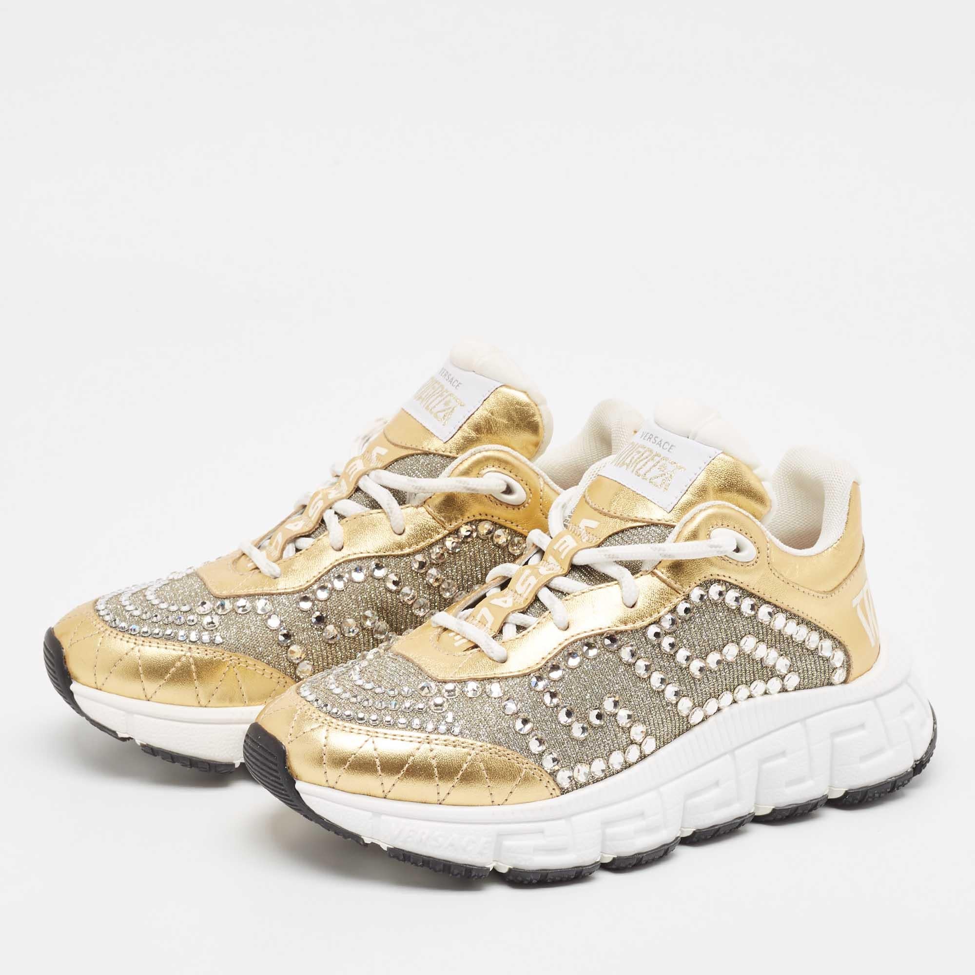 Aggiungete un tocco di classe al vostro abbigliamento con queste sneakers. Realizzate con materiali pregiati, sono dotate di tomaia con lacci e sottopiede rilassante. La suola resistente di questo paio ha l'obiettivo di garantirti la comodità di