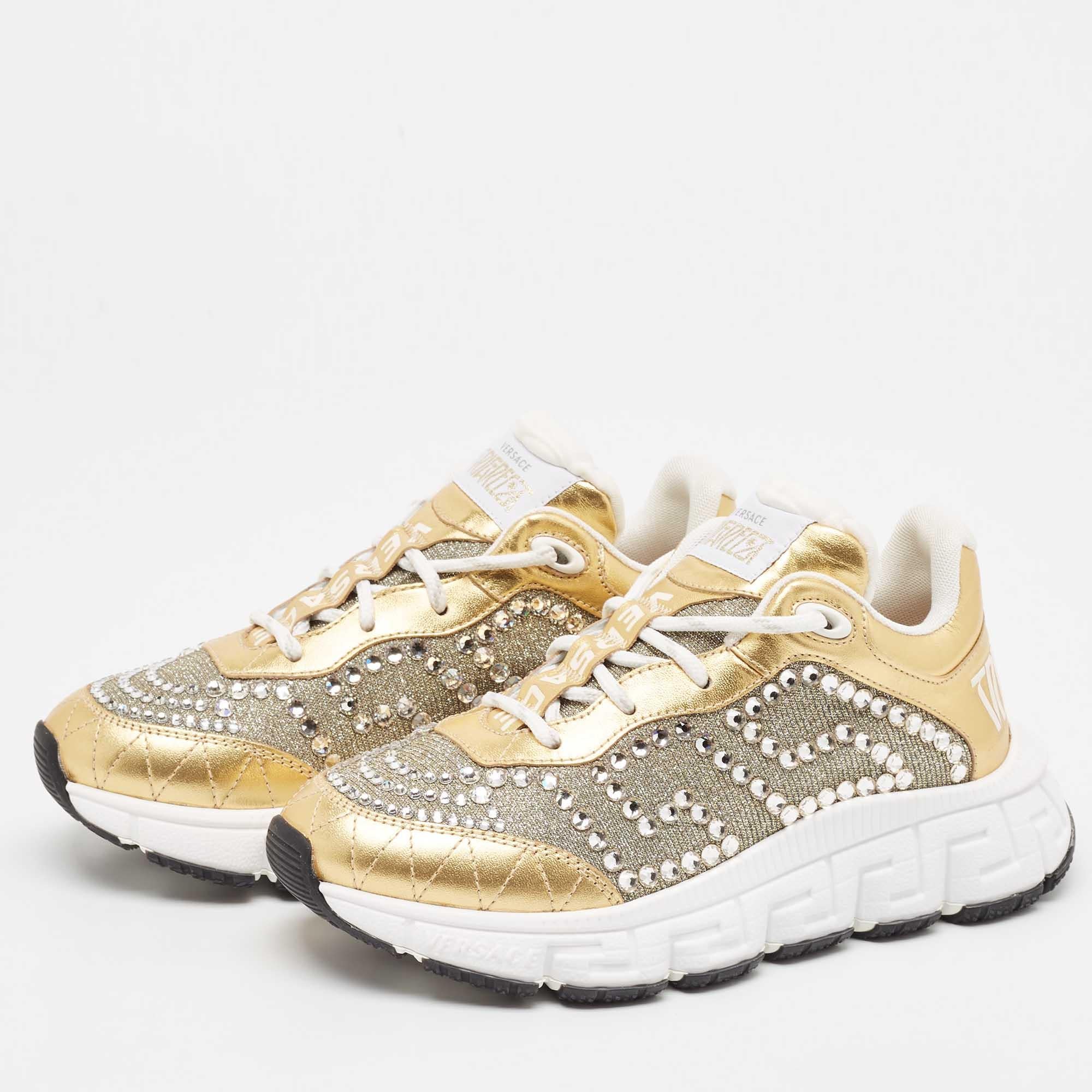 Dotées d'une silhouette classique, ces baskets Versace allient parfaitement confort et style. Ces baskets sont conçues avec des détails signés et des semelles intérieures confortables.