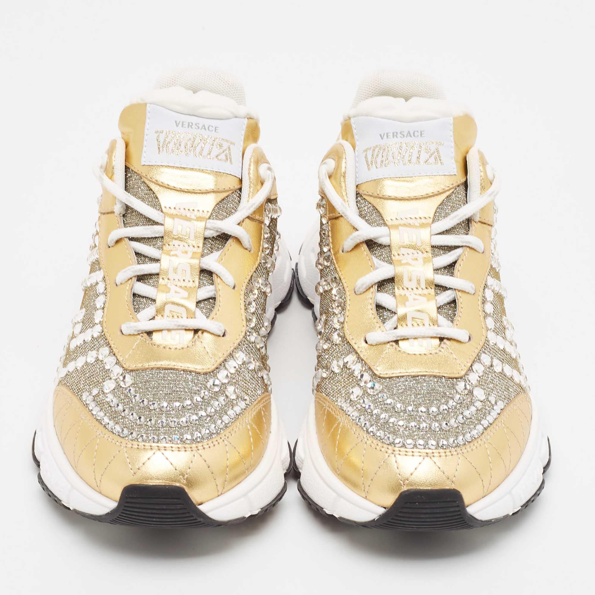 Beige Versace Baskets Trigreca en cuir et tissu lurex or/argenté, taille 36 en vente