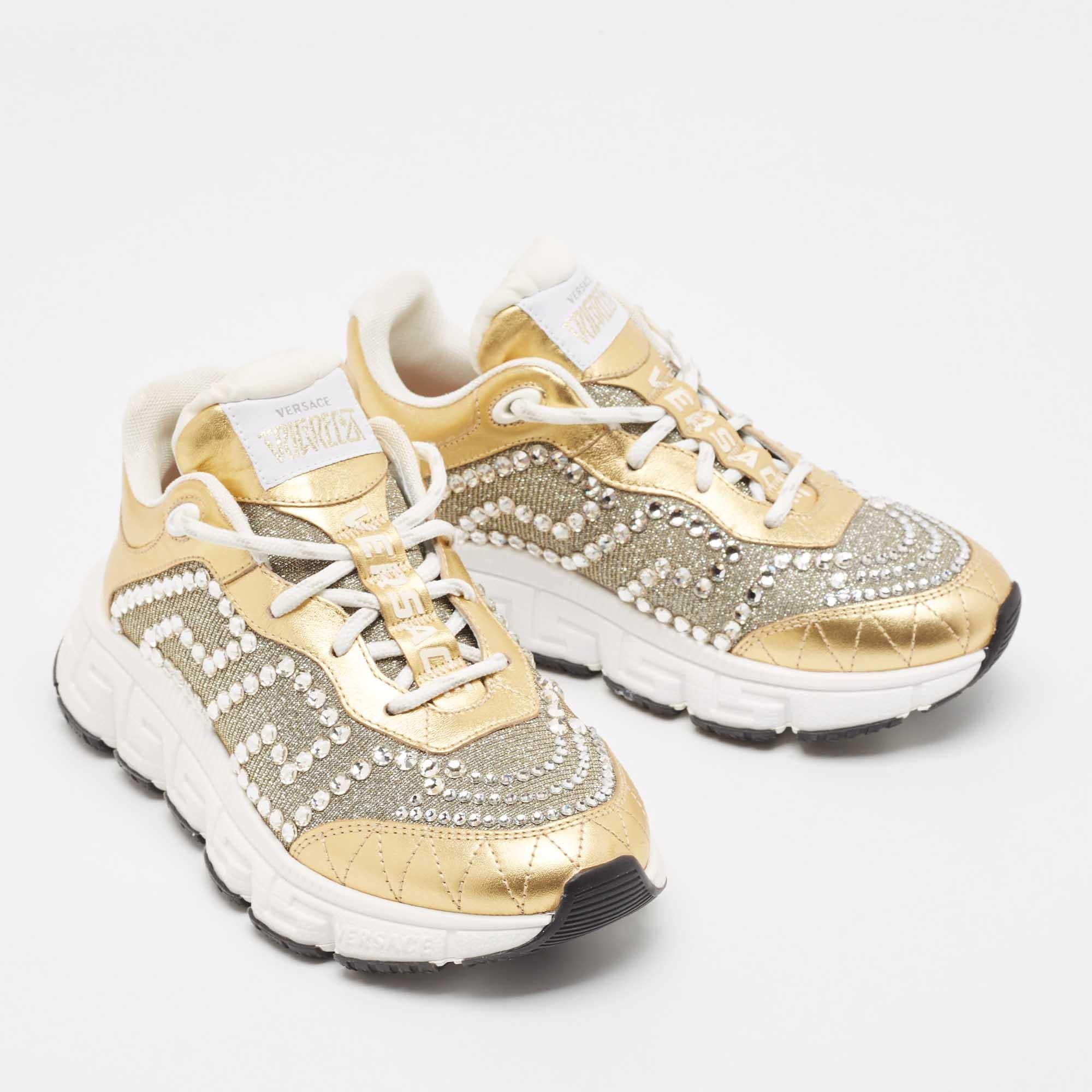 Versace Oro/Argento Pelle e Tessuto Lurex Sneakers Trigreca Taglia 36 In condizioni Nuovo in vendita a Dubai, Al Qouz 2