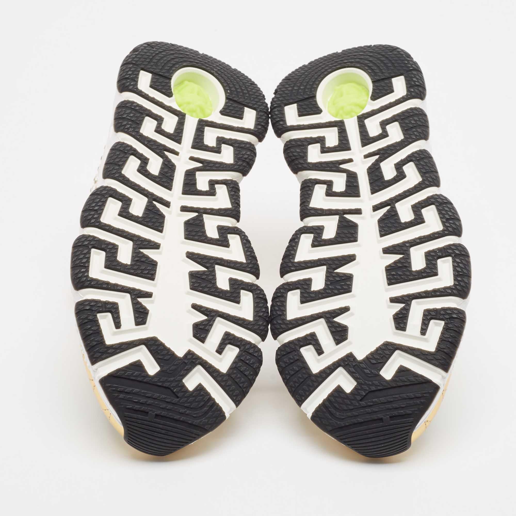 Versace Baskets Trigreca en cuir et tissu lurex or/argenté, taille 36 en vente 1