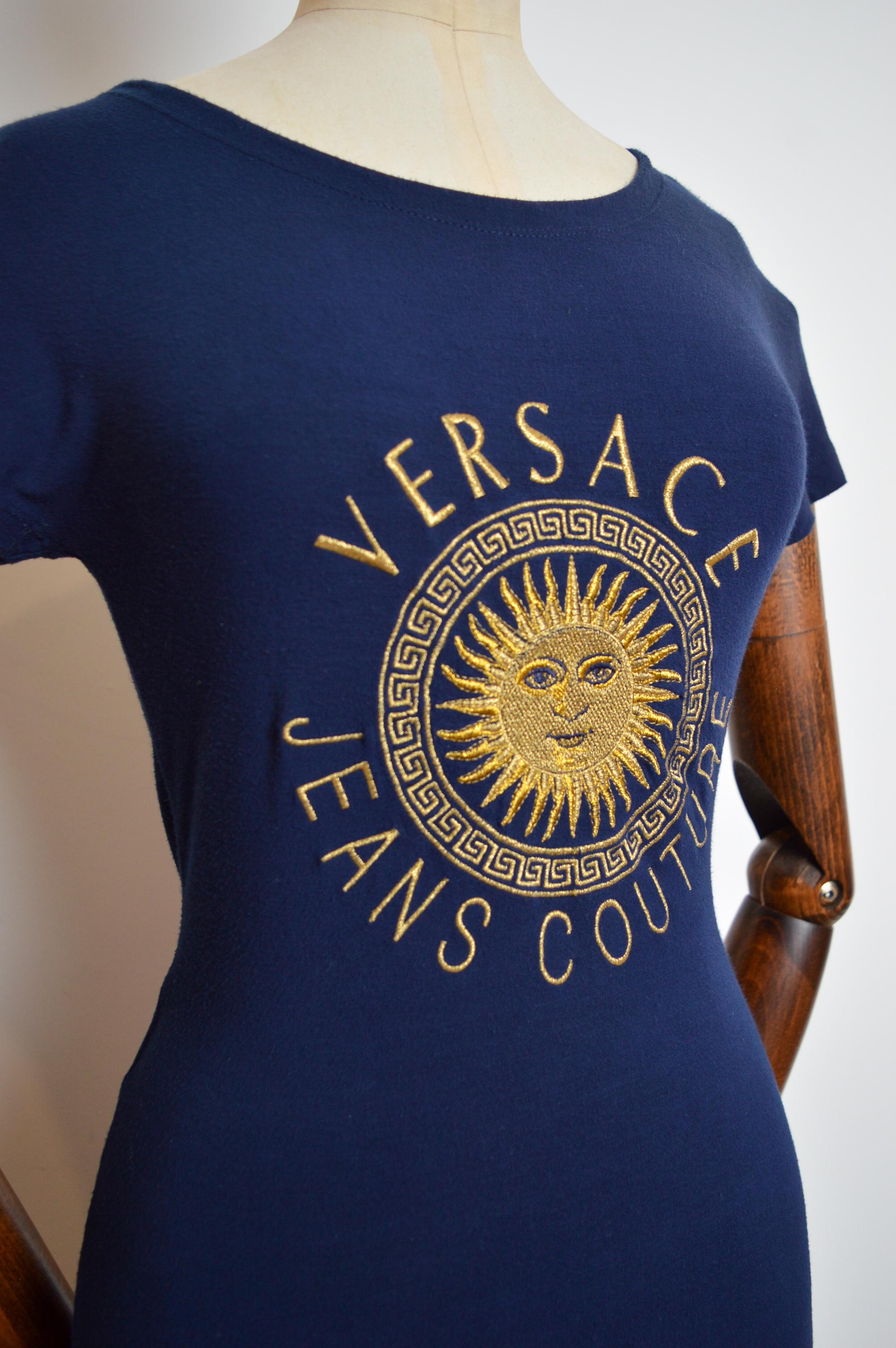 VERSACE Gold Sun Embroidered Logo 1990's Marineblau Figurbetontes rückenfreies Kleid im Angebot 5