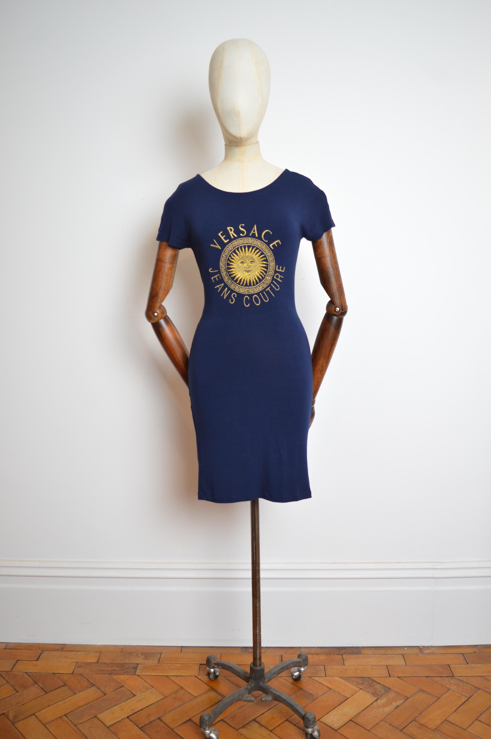 1990's Gianni Versace Golden Sun Gesticktes Logo detailliert Marineblau Figur umarmt rückenfreies Minikleid !
Sehr dehnbares, figurbetontes Baumwoll-Lycra-Gemisch.
Größe; UK 10-14 / Am besten passt Medium-Large.
Über die Büste; 16-19