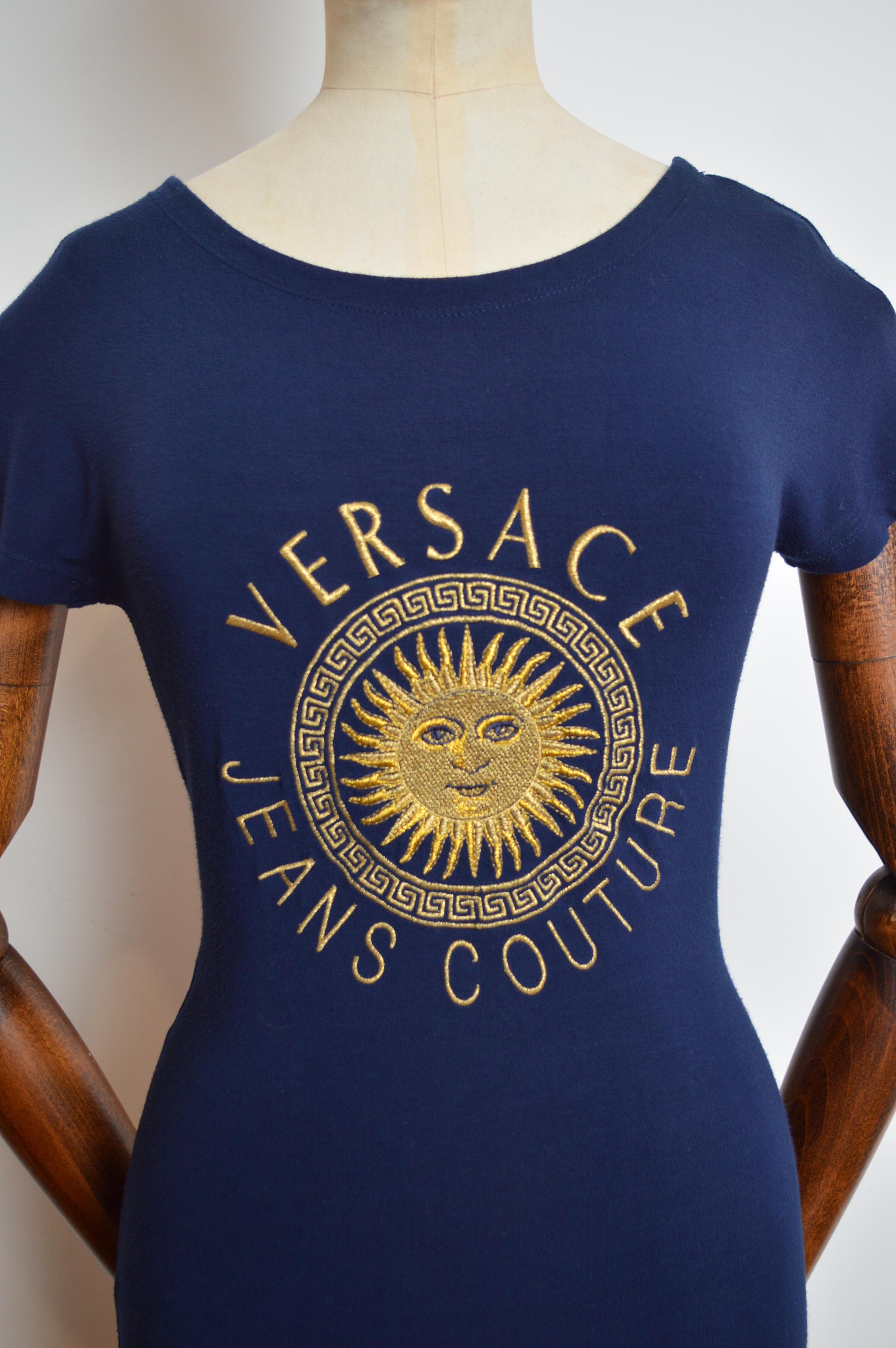 VERSACE Gold Sun Embroidered Logo 1990's Marineblau Figurbetontes rückenfreies Kleid (Schwarz) im Angebot