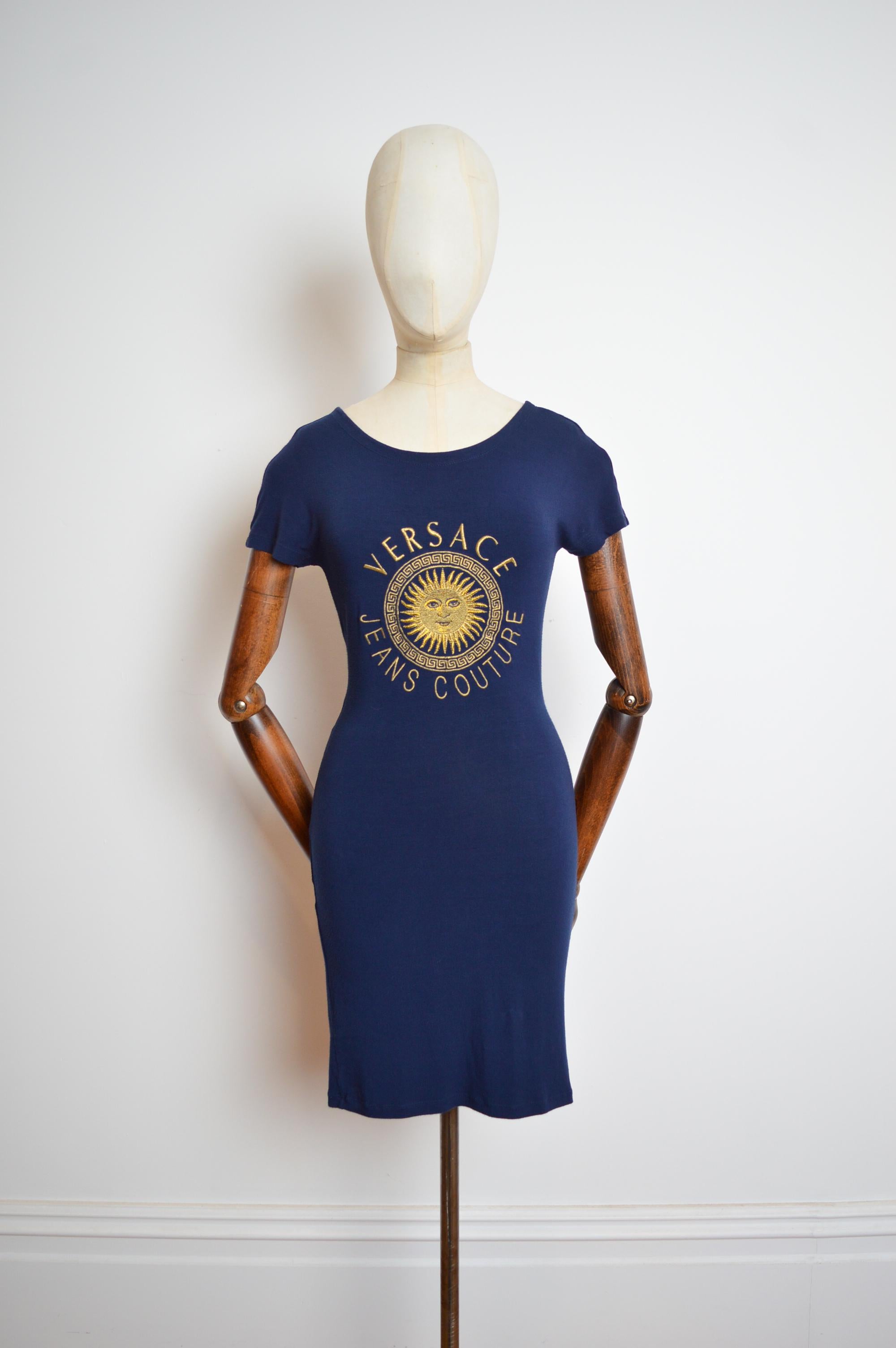 VERSACE Gold Sun Embroidered Logo 1990's Marineblau Figurbetontes rückenfreies Kleid Damen im Angebot