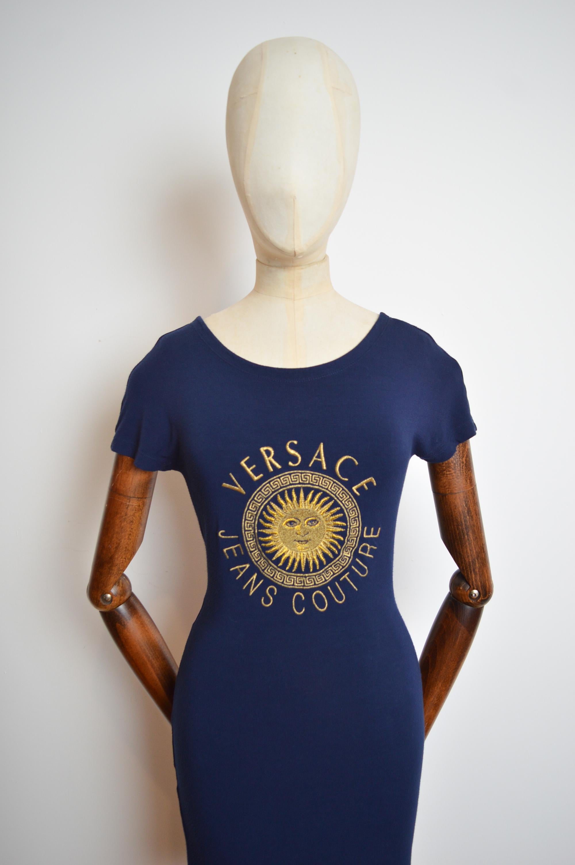 VERSACE Gold Sun Embroidered Logo 1990's Marineblau Figurbetontes rückenfreies Kleid im Angebot 2